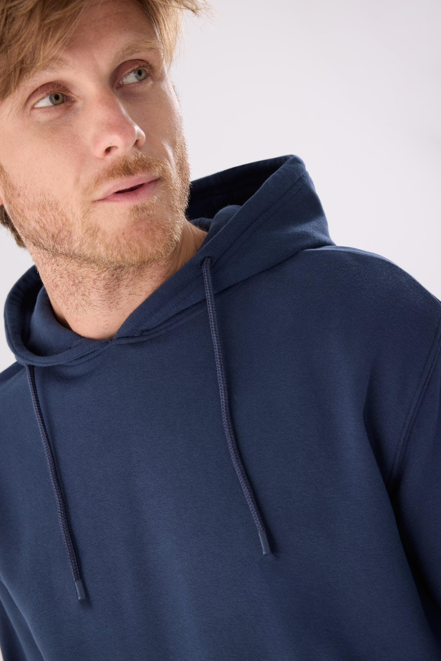 sudadera deportiva con capucha para hombre Slowloom en deep navy detalle ajuste silueta silueta cómoda estilo casual