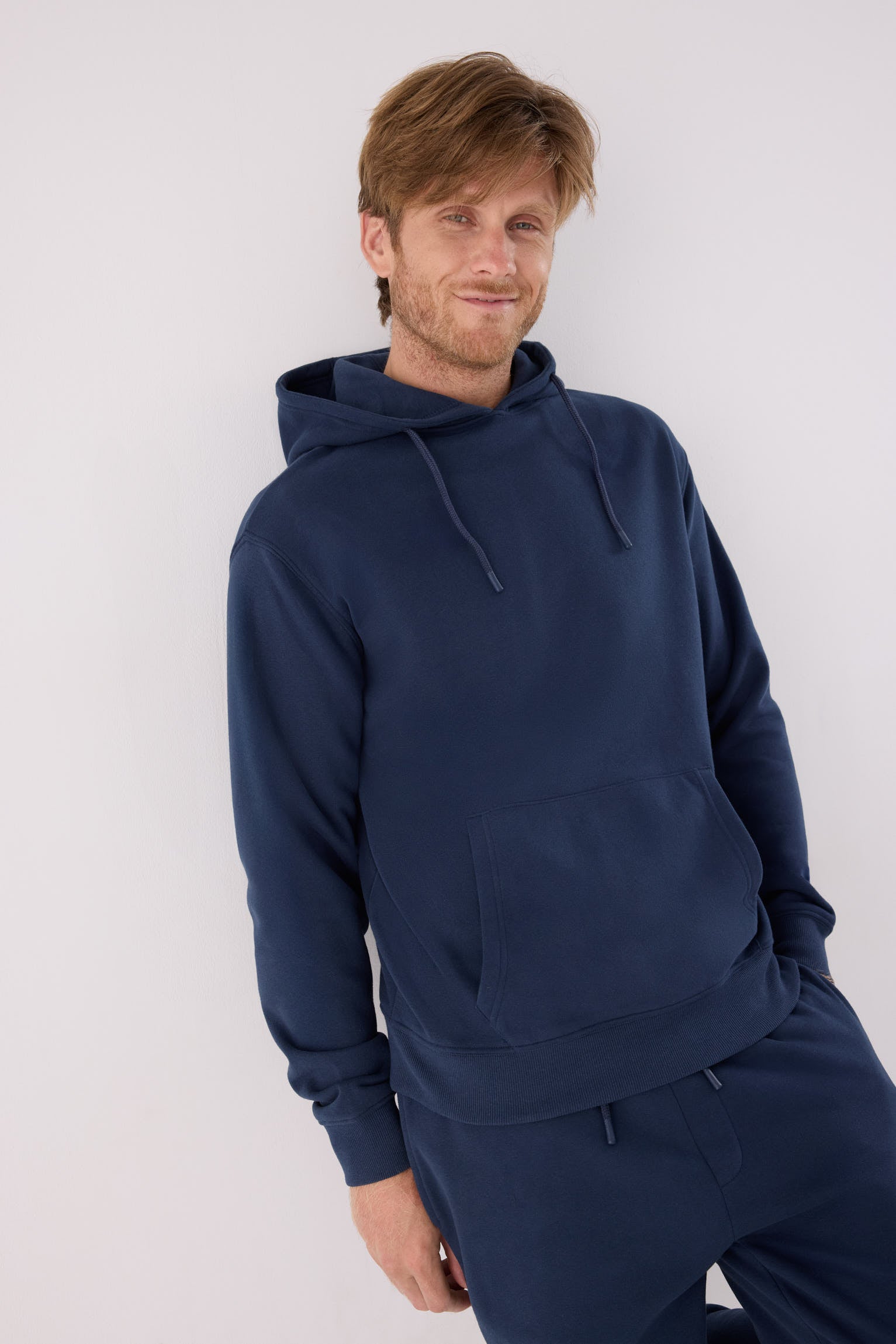 sudadera deportiva con capucha para hombre Slowloom en deep navy detalle tejido acabado silueta cómoda estilo casual