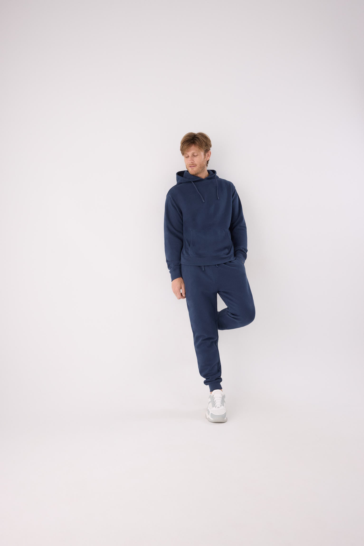 sudadera deportiva con capucha para hombre Slowloom en deep navy look completo para deporte comodidad silueta cómoda estilo casual