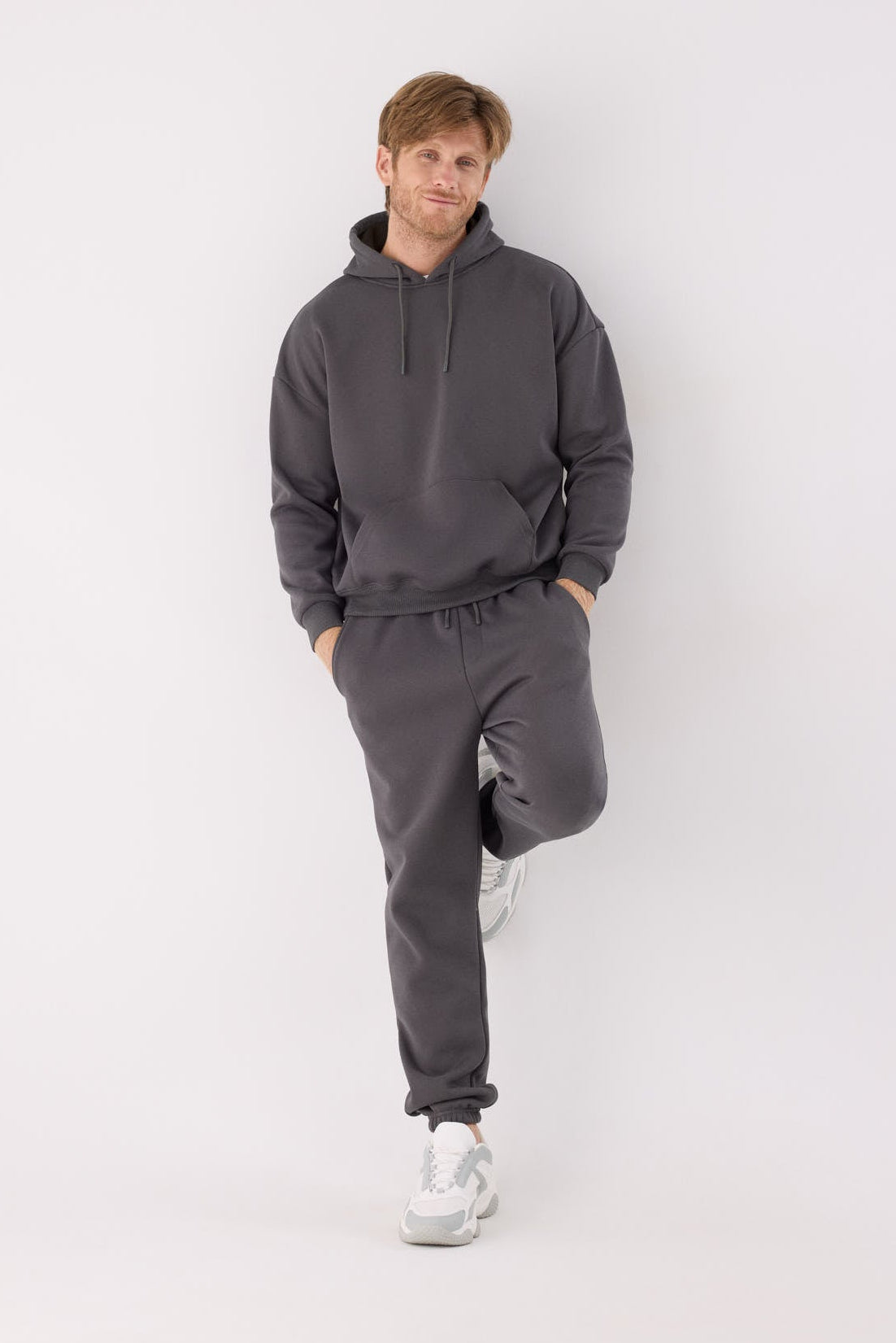 Pantalón deportivo hombre jogger afelpado con cintura ajustable gris marengo