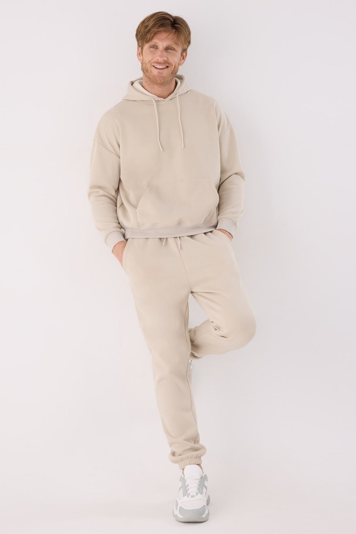 Pantalón deportivo hombre jogger afelpado con cintura ajustable beige