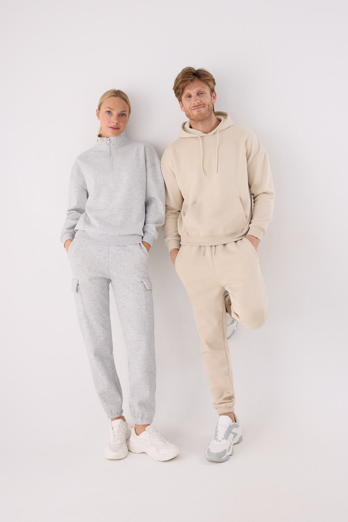 Pantalón deportivo hombre jogger afelpado con cintura ajustable beige
