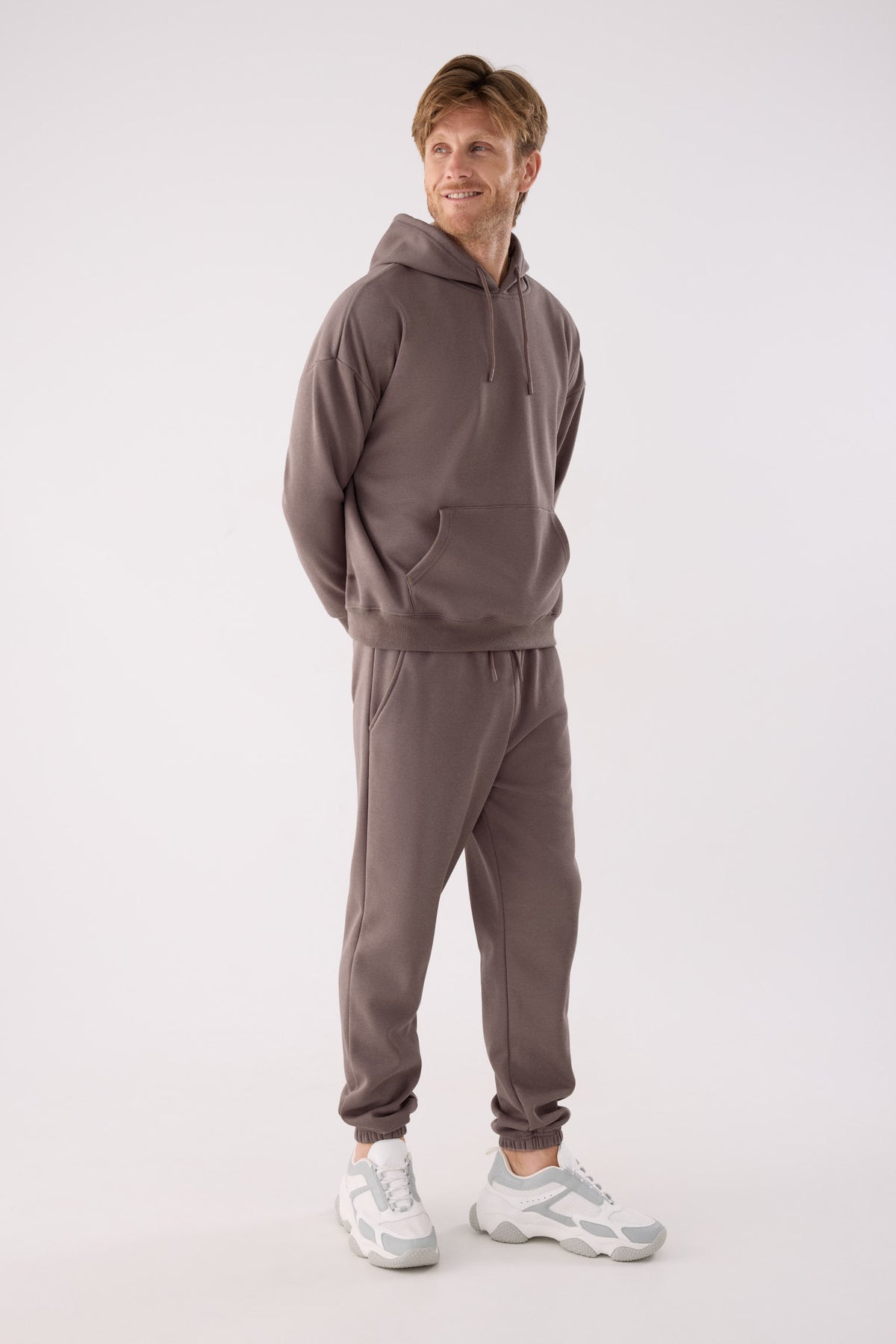Pantalón deportivo hombre jogger afelpado con cintura ajustable marrón