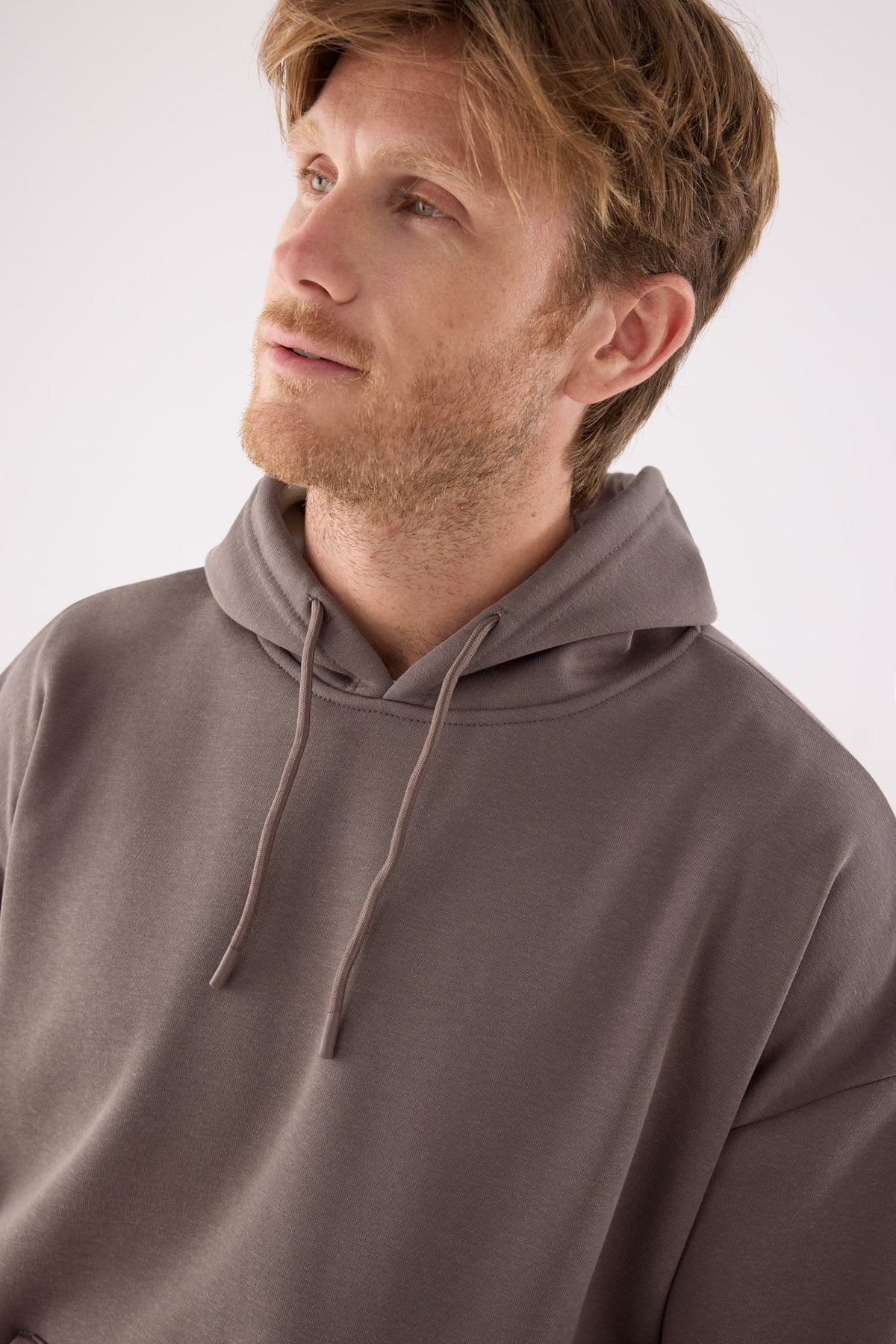 Sudadera deportiva hombre afelpada con capucha marrón