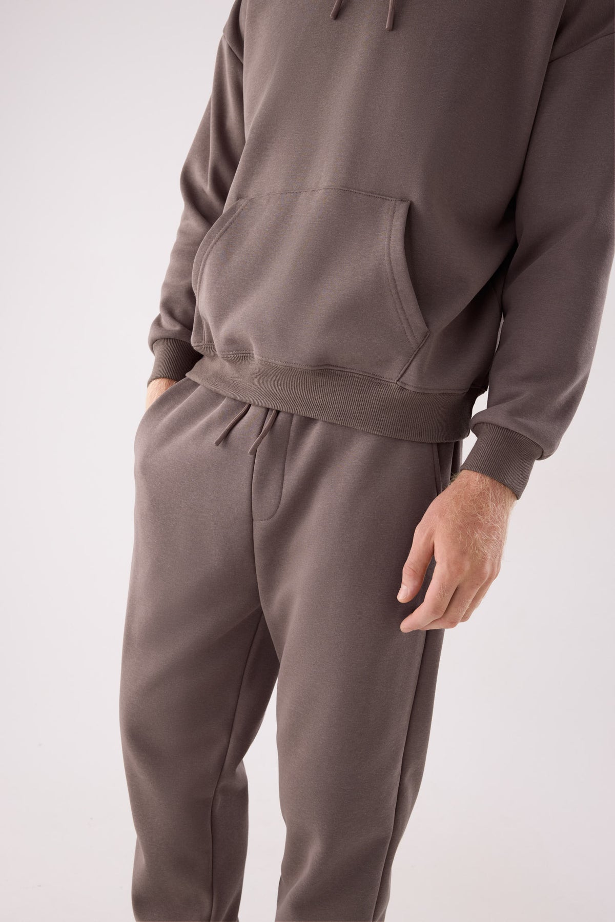 Pantalón deportivo hombre jogger afelpado con cintura ajustable marrón