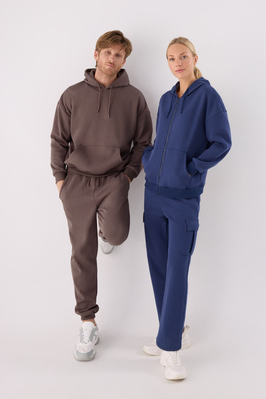 Pantalón deportivo hombre jogger afelpado con cintura ajustable marrón