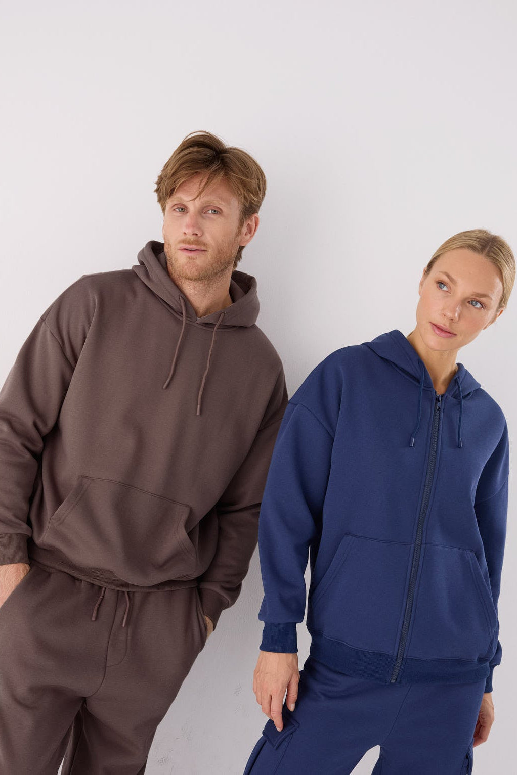 Sudadera deportiva hombre afelpada con capucha marrón