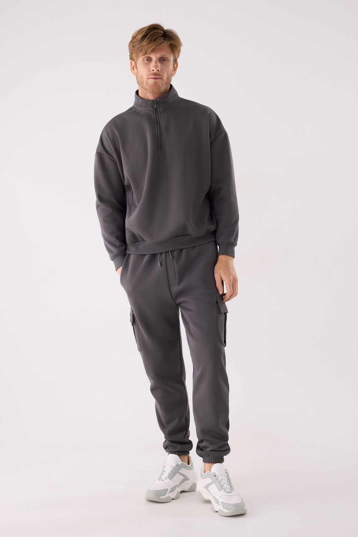 Pantalón deportivo hombre cargo afelpado con cintura ajustable gris marengo