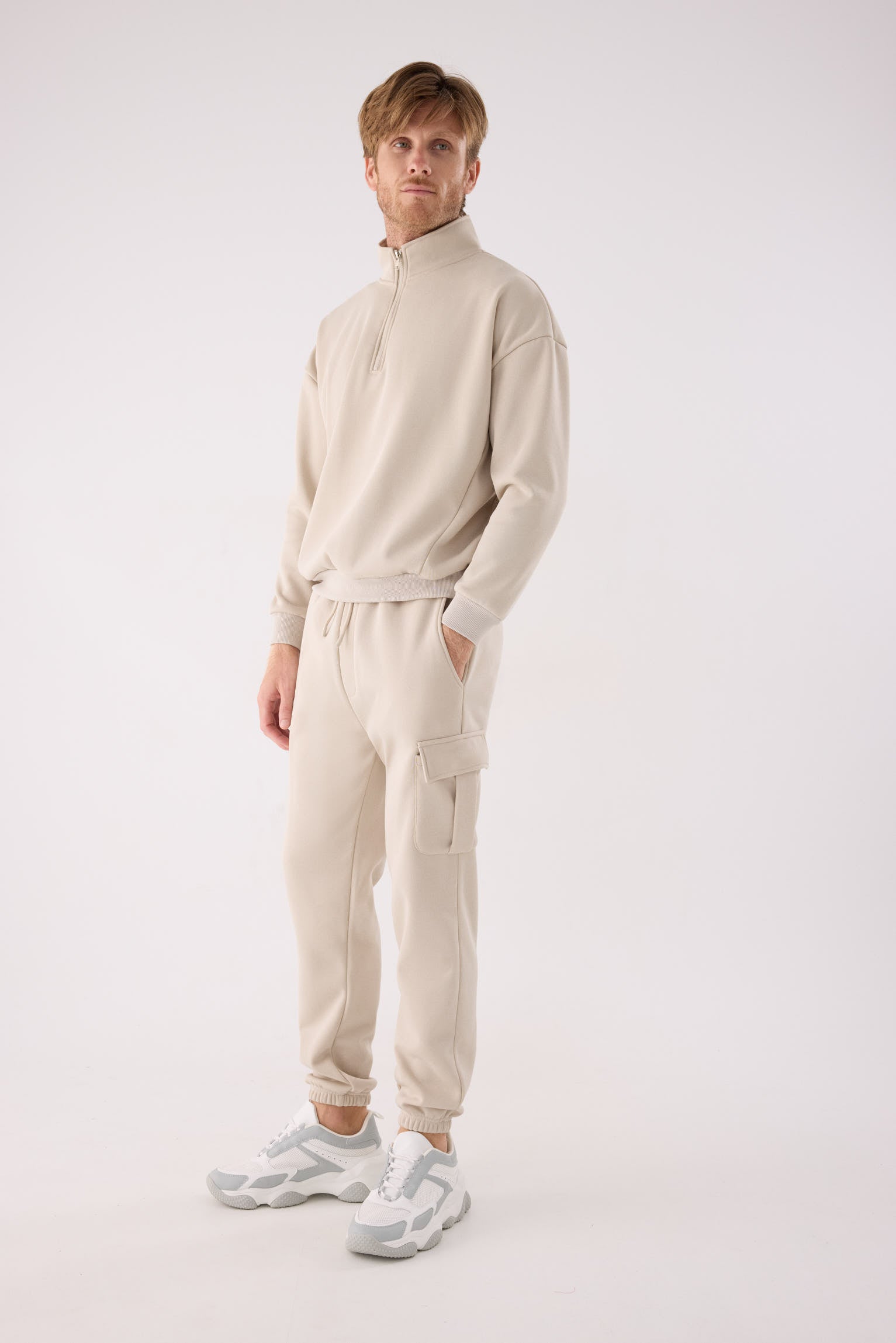 PREVENTA Pantalón deportivo hombre cargo afelpado con cintura ajustable beige