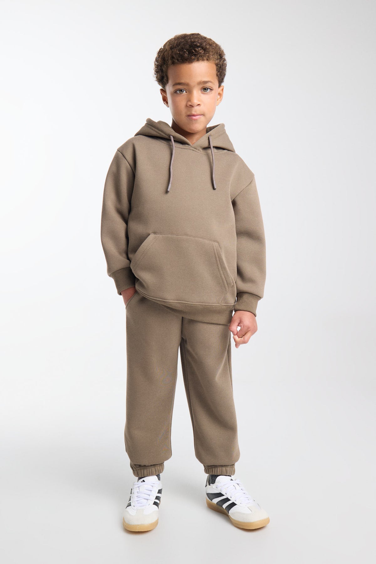 Chándal deportivo de niño afelpado con sudadera con capucha y pantalón jogger ancho en color verde botella