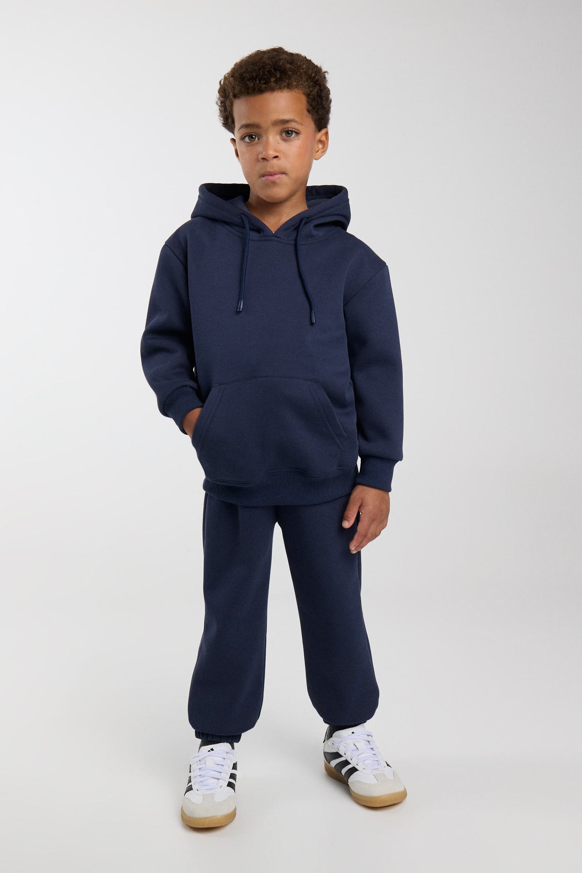 Chándal deportivo de niño afelpado con sudadera con capucha y pantalón jogger ancho en color azul marino