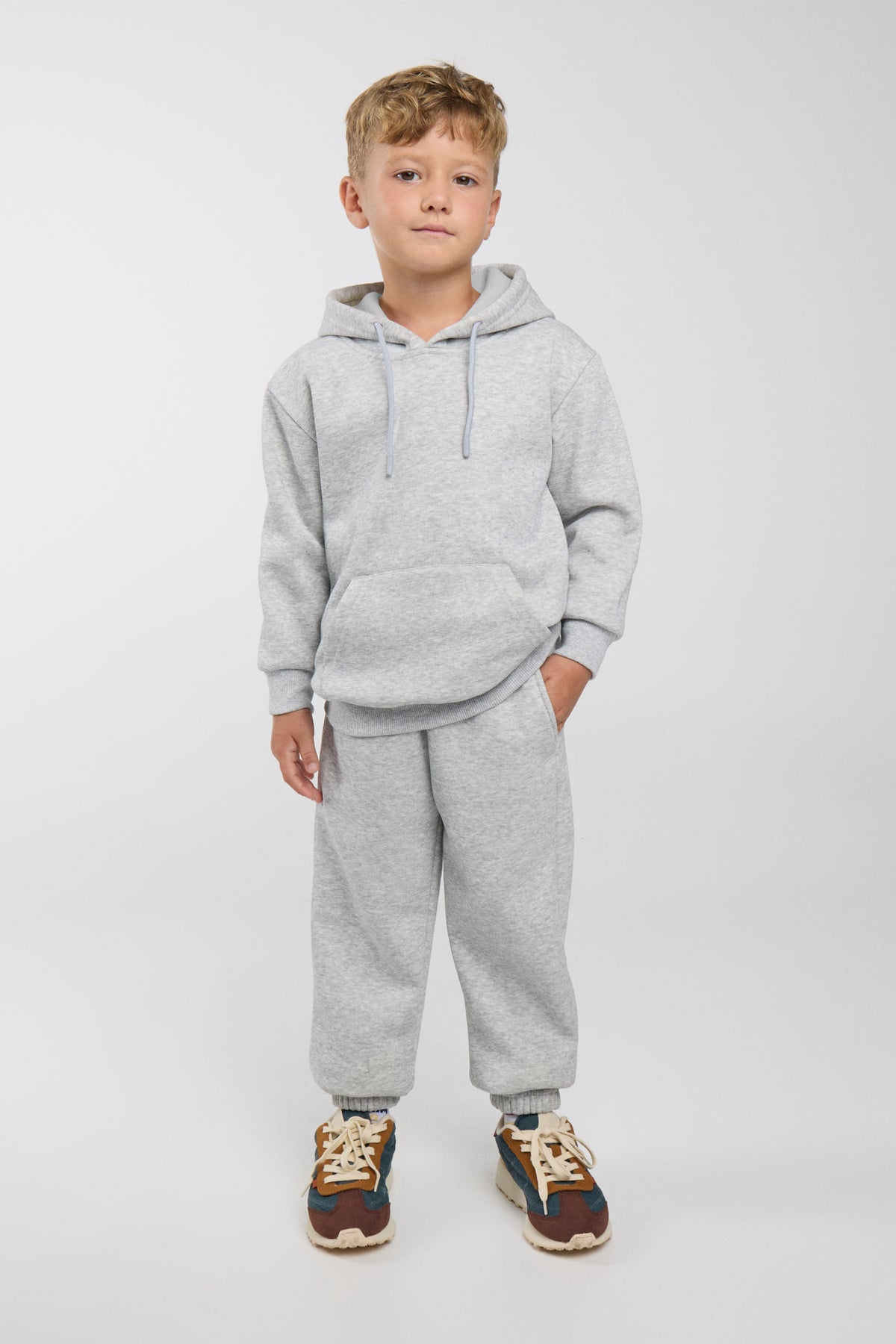 Chándal deportivo de niño afelpado con sudadera con capucha y pantalón jogger ancho en color gris jaspeado