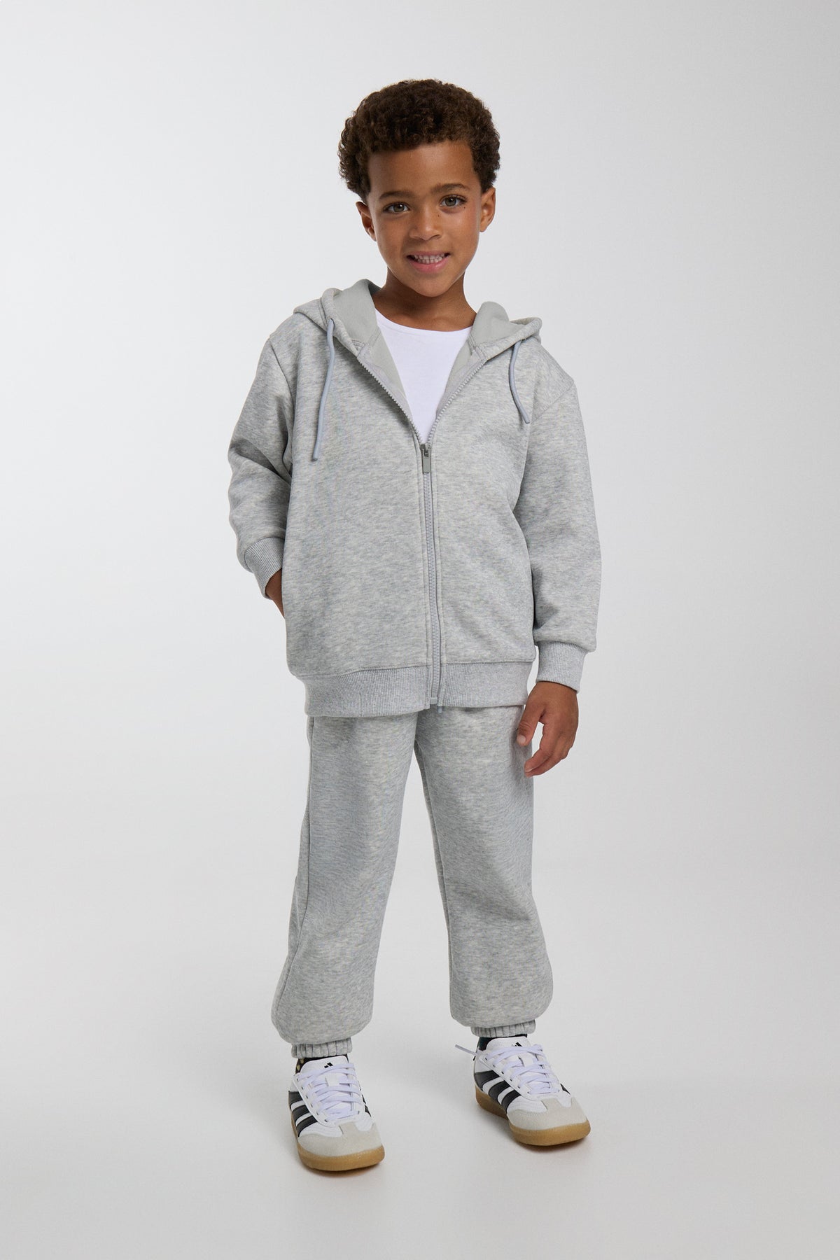 Chándal deportivo de niño afelpado con chaqueta con capucha y cremallera y pantalón jogger ancho en color gris jaspeado