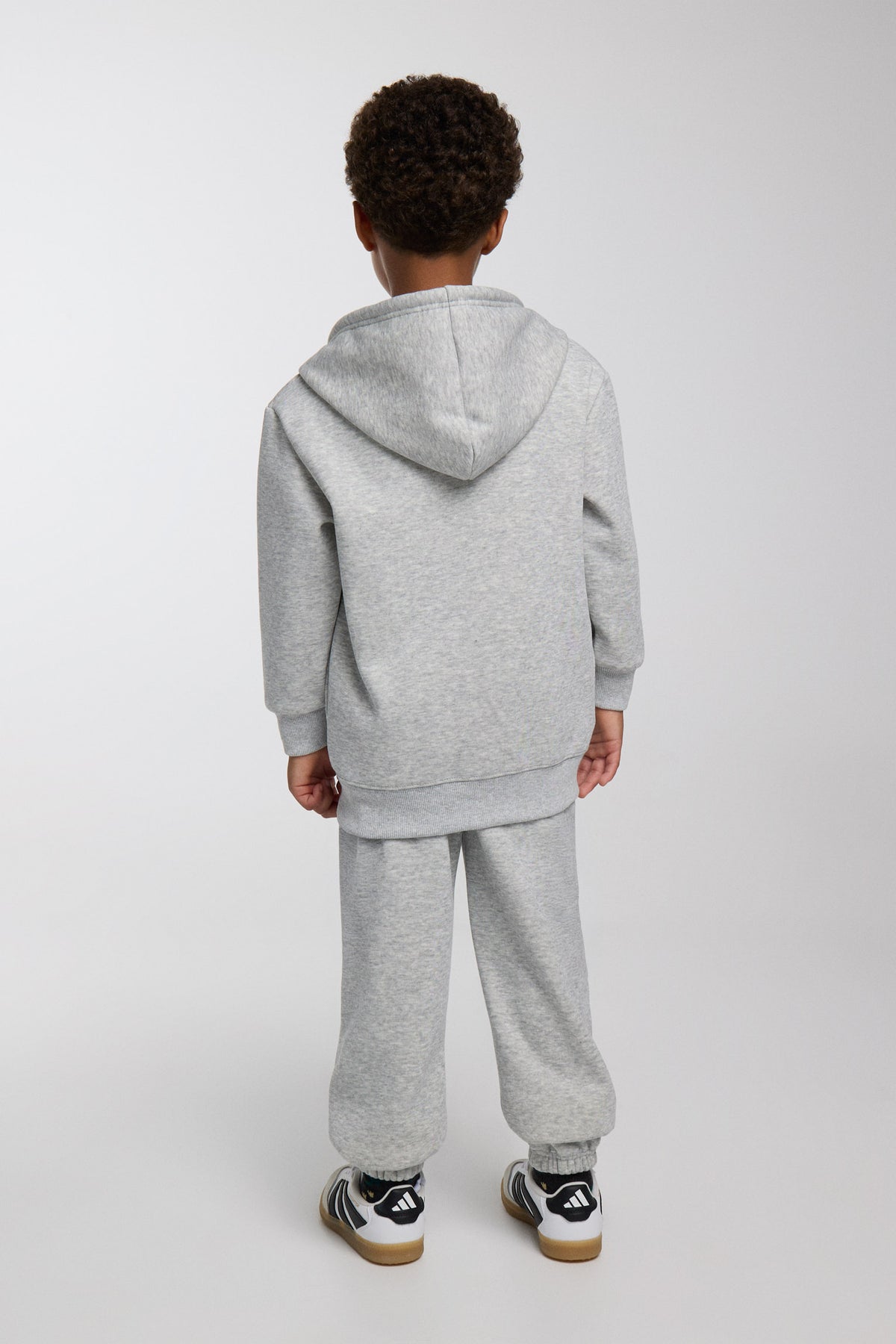 Conjunto de chándal infantil gris jaspeado con chaqueta con capucha y cremallera y pantalón jogger ancho