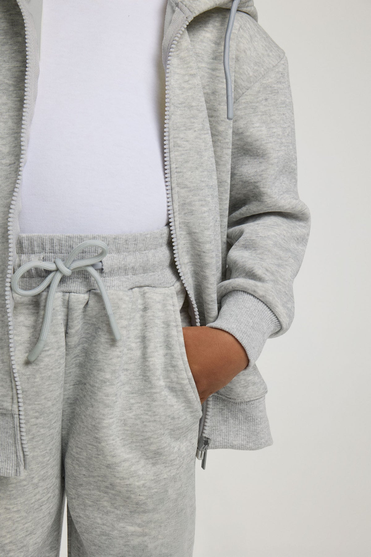 Chándal de niño gris jaspeado afelpado con chaqueta con cremallera, bolsillos y jogger ancho con bajos elásticos