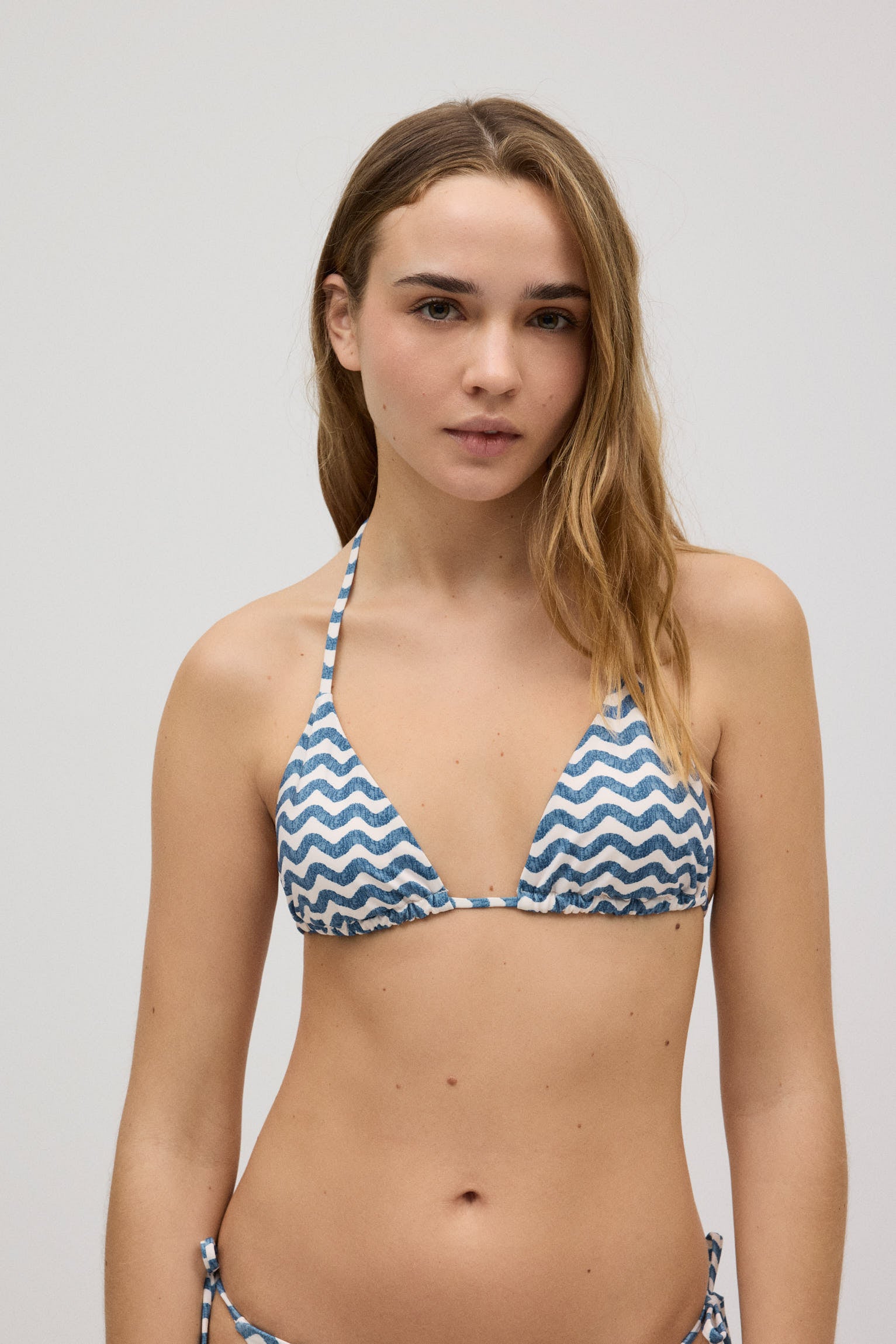 82826-1-top-triangulo-bikini-estampado-euphoria-teen-mujer-ysabel-mora-marino