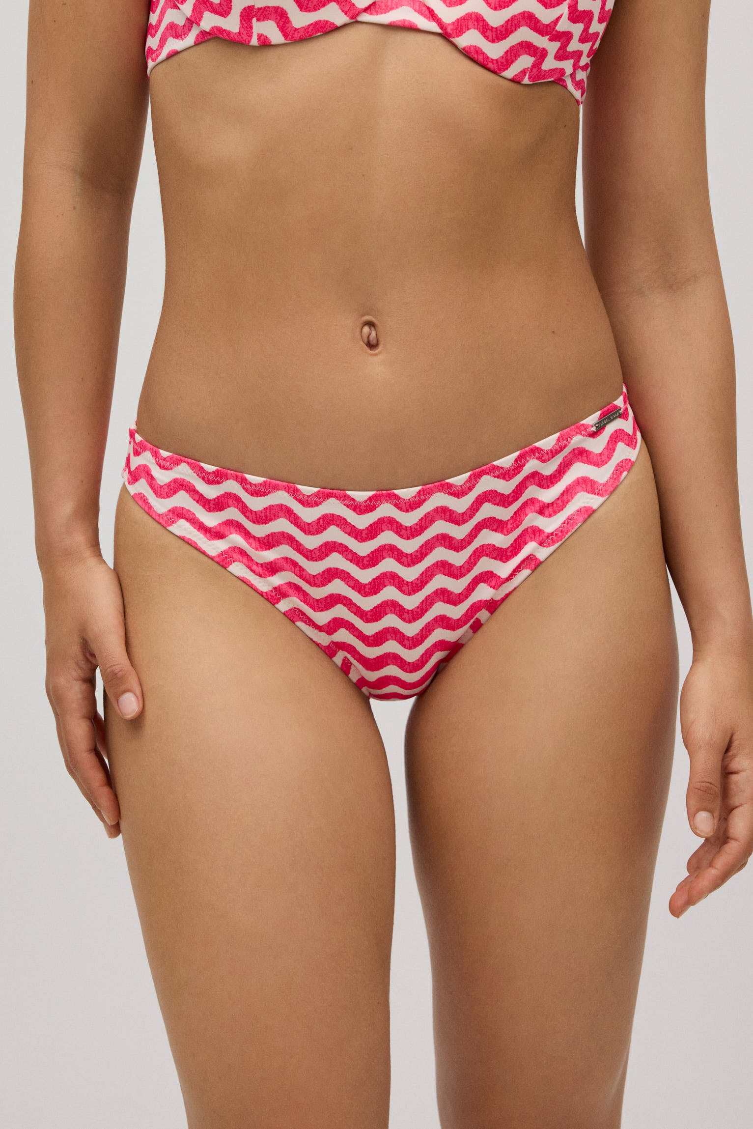 82831-4-braga-bikini-uphoria-estampado-ondas-mujer-ysabel-mora-fucsia