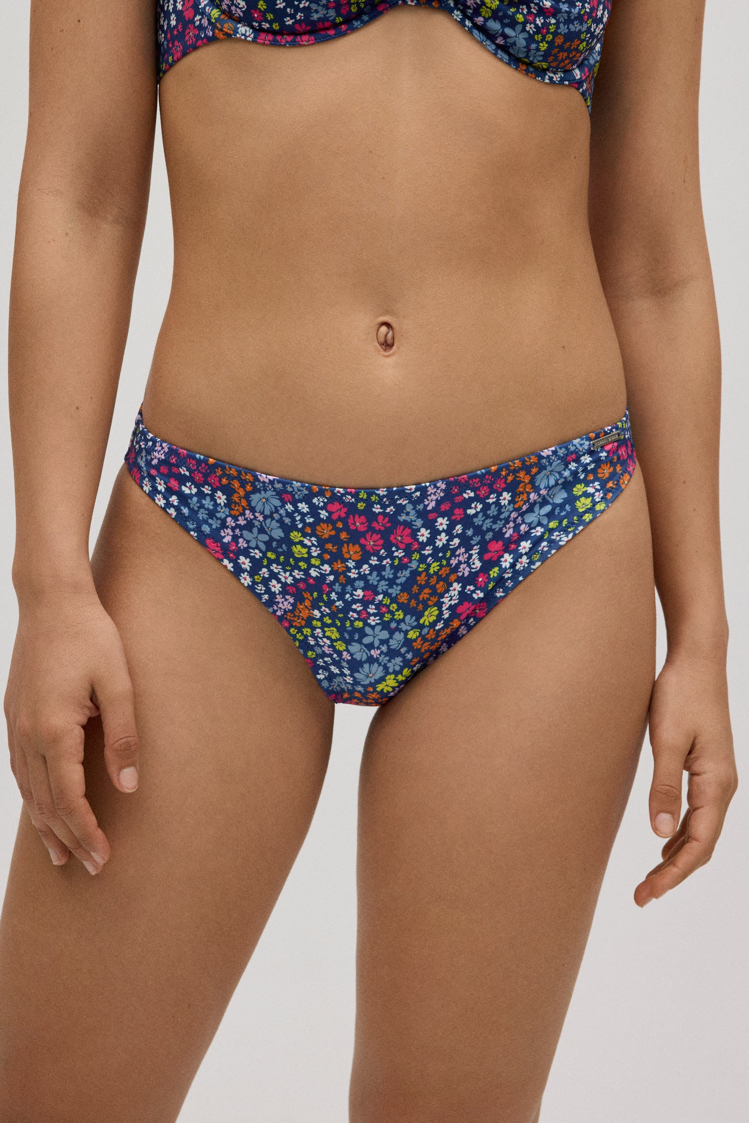82837-1-braga-bikini-estampado-flores-ysabel-mora-multicolor