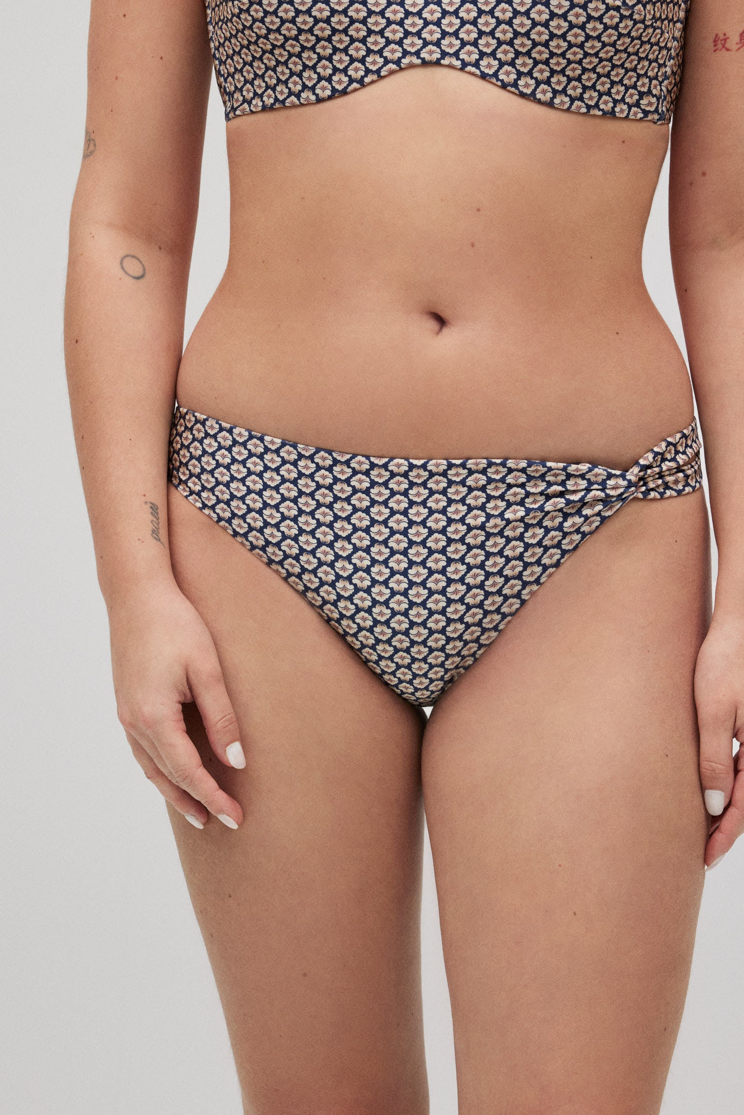 Braga bikini estampada con brillo