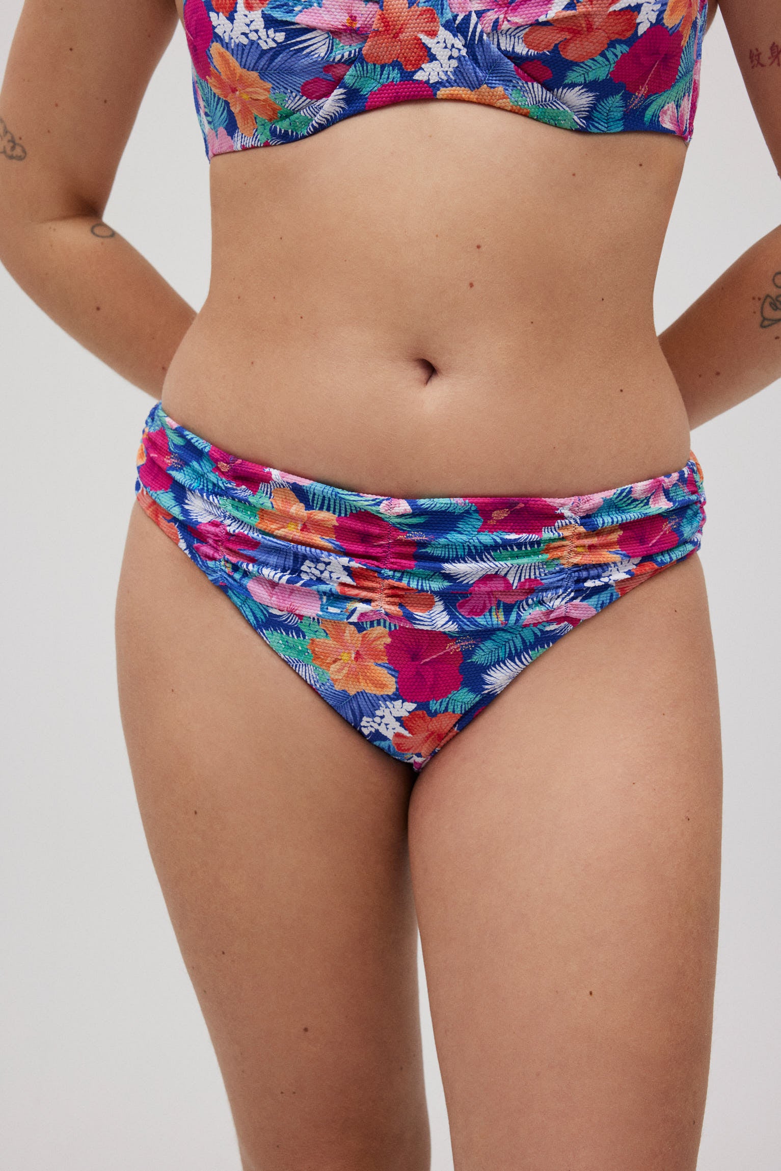 83117-3-braga-reductora-estampado-floral-mujer-ysabel-mora-muticolor