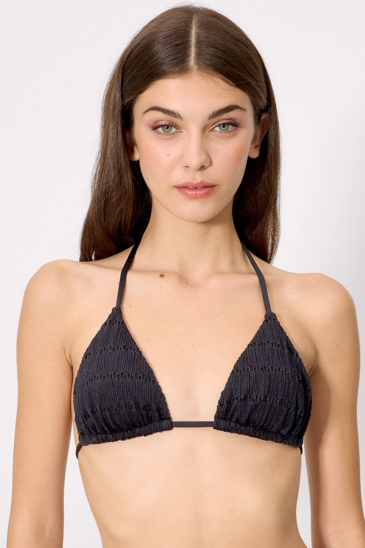 83211-negro-top-bikini-mujer-triangulo-textura-negro-copa-b-mujer-ysabel-mora