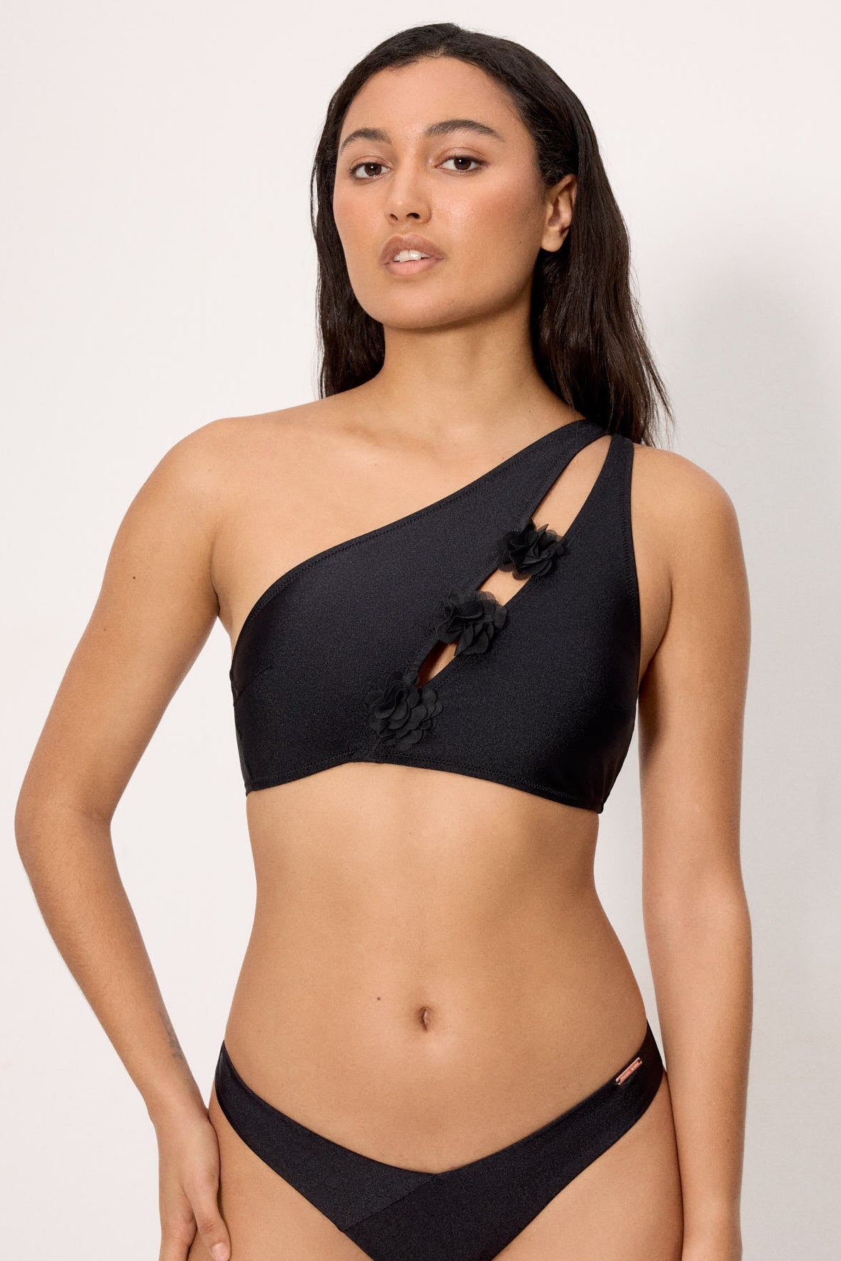 Top bikini asimétrico con brillo detalle flores negro - Ysabel Mora