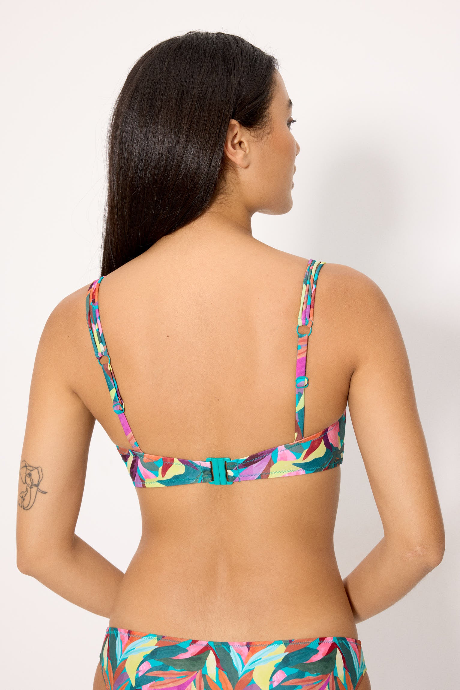 Top bikini triángulo hojas copa B