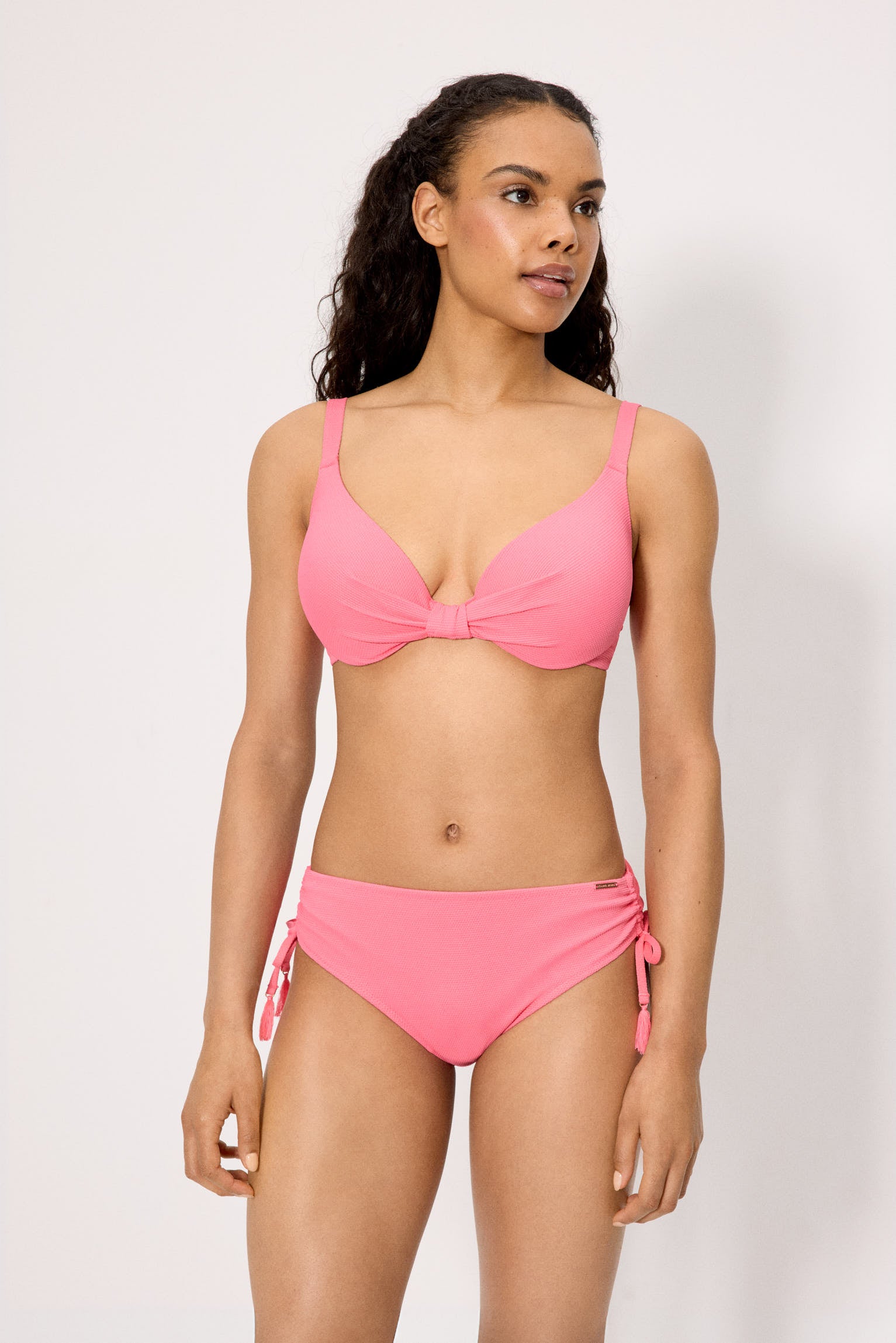 Conjunto de bikini top con aro y braga moldeadora piqué rosa copa C