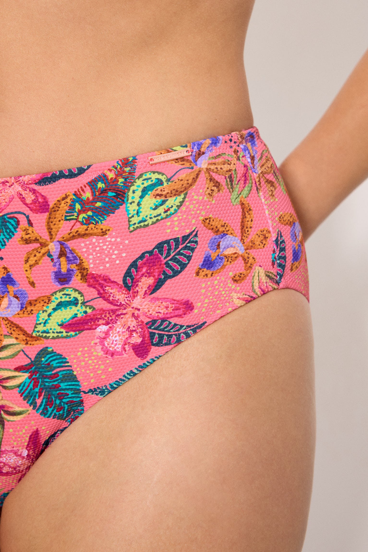 Conjunto de bikini reductor con braga alta piqué estampado tropical copa D