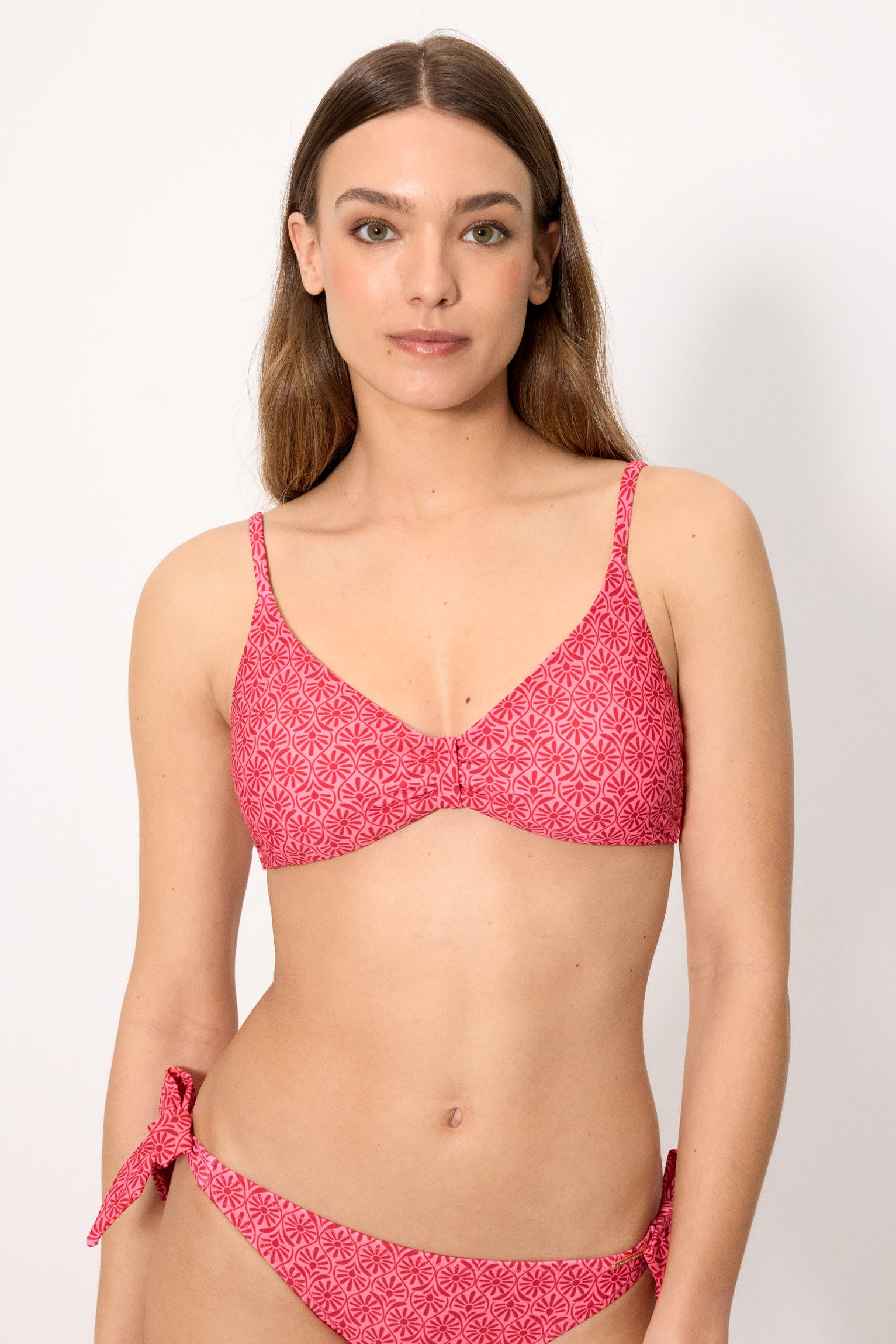 Top bikini triángulo flores rosa y rojo copa B