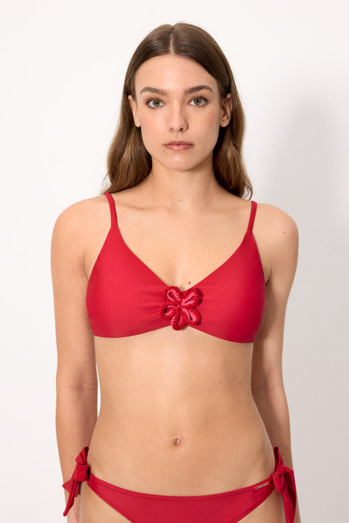 Top bikini triángulo rojo detalle flor crochet copa B