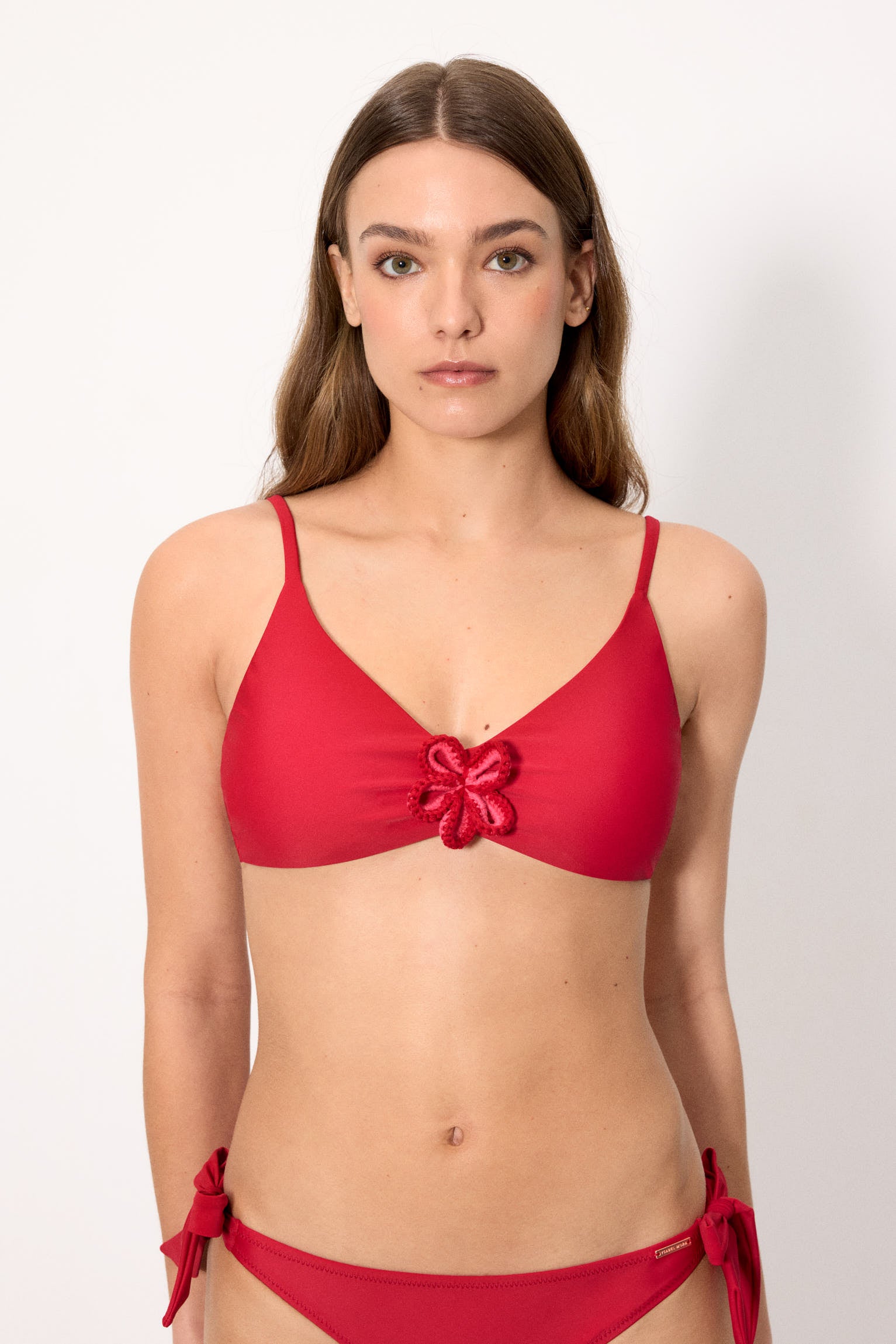 83448-dark-red-top-bikini-mujer-triangulo-rojo-detalle-flor-crochet-copa-b--ysabel-mora