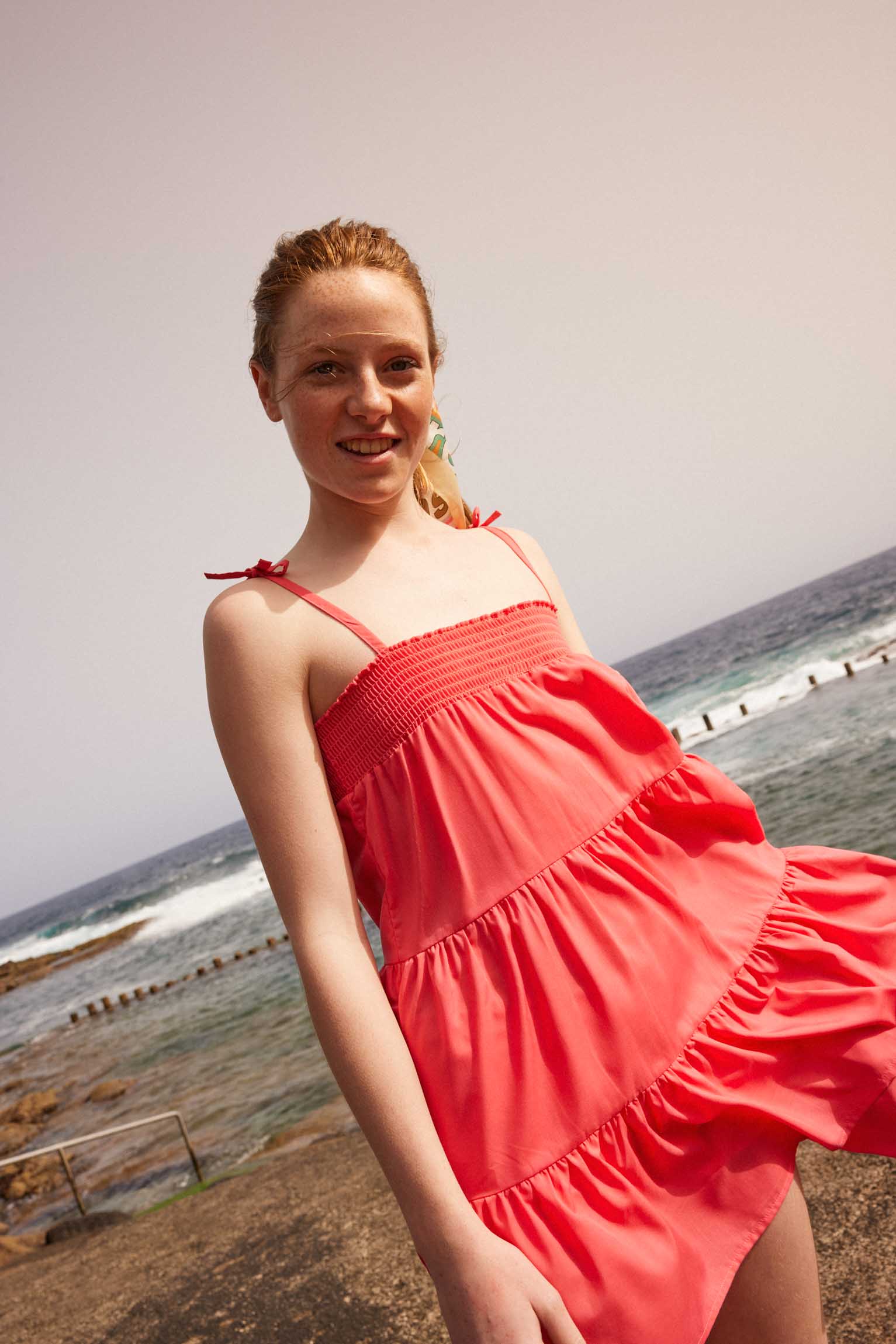 Vestido de playa teen corto con tirantes anudados y volantes