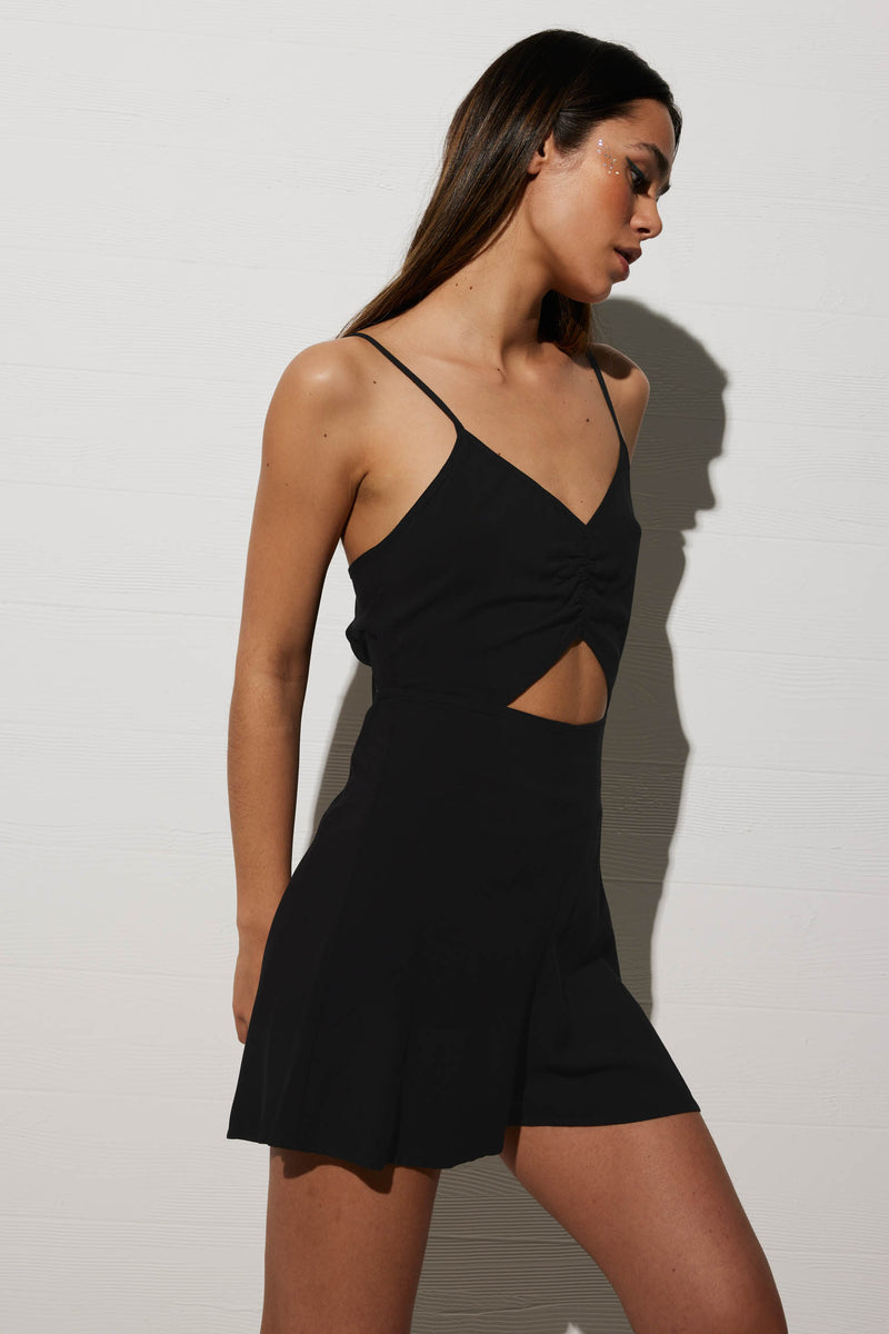 Short jumpsuit with adjustable straps and knotted at the back