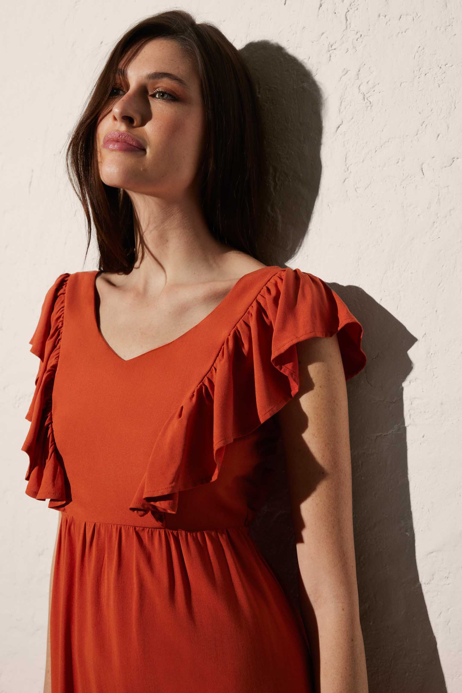 Vestido de playa corto con detalle de lazo en la espalda naranja