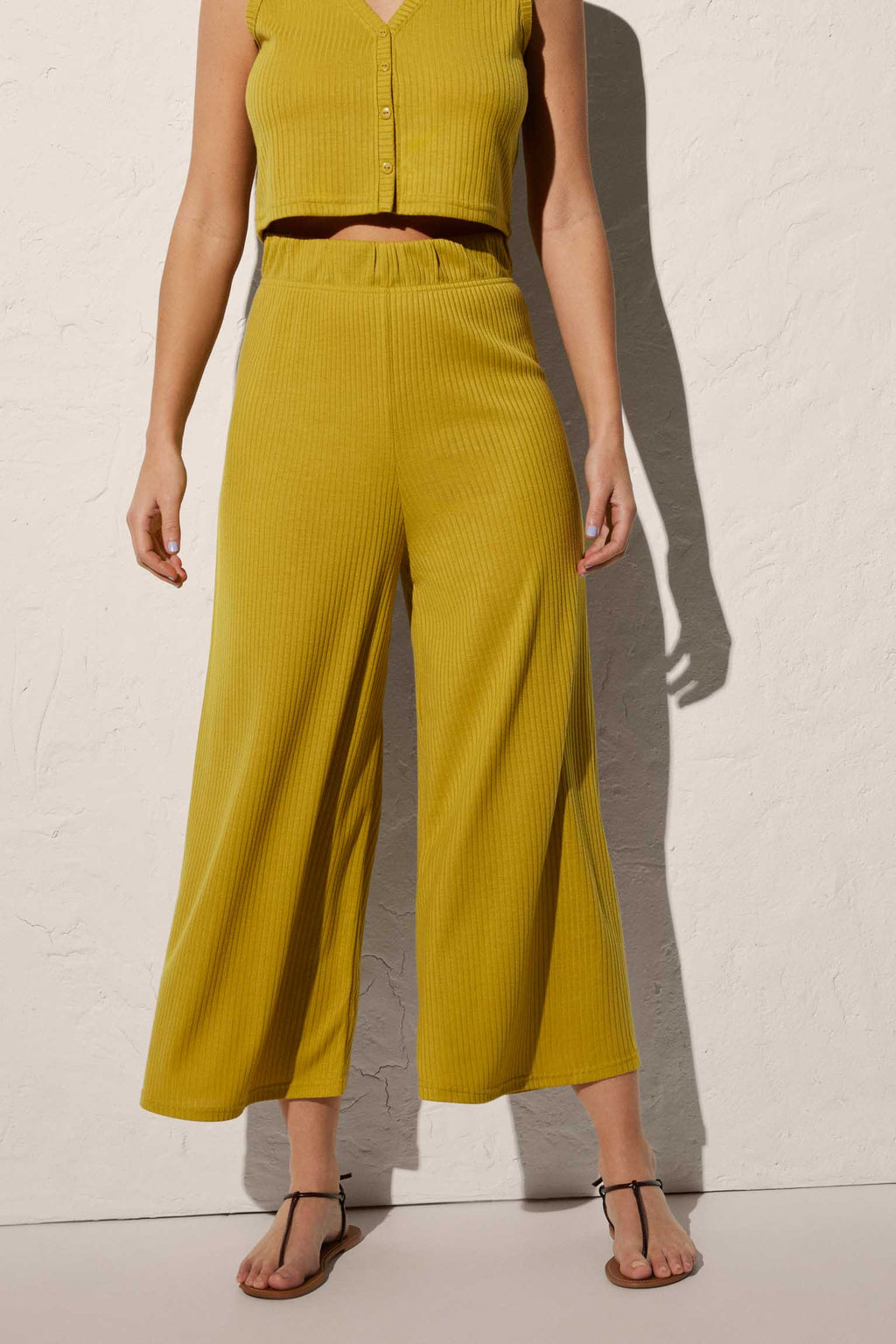 Pantalones capri de corte ancho y cintura fruncida verde – Ysabel Mora