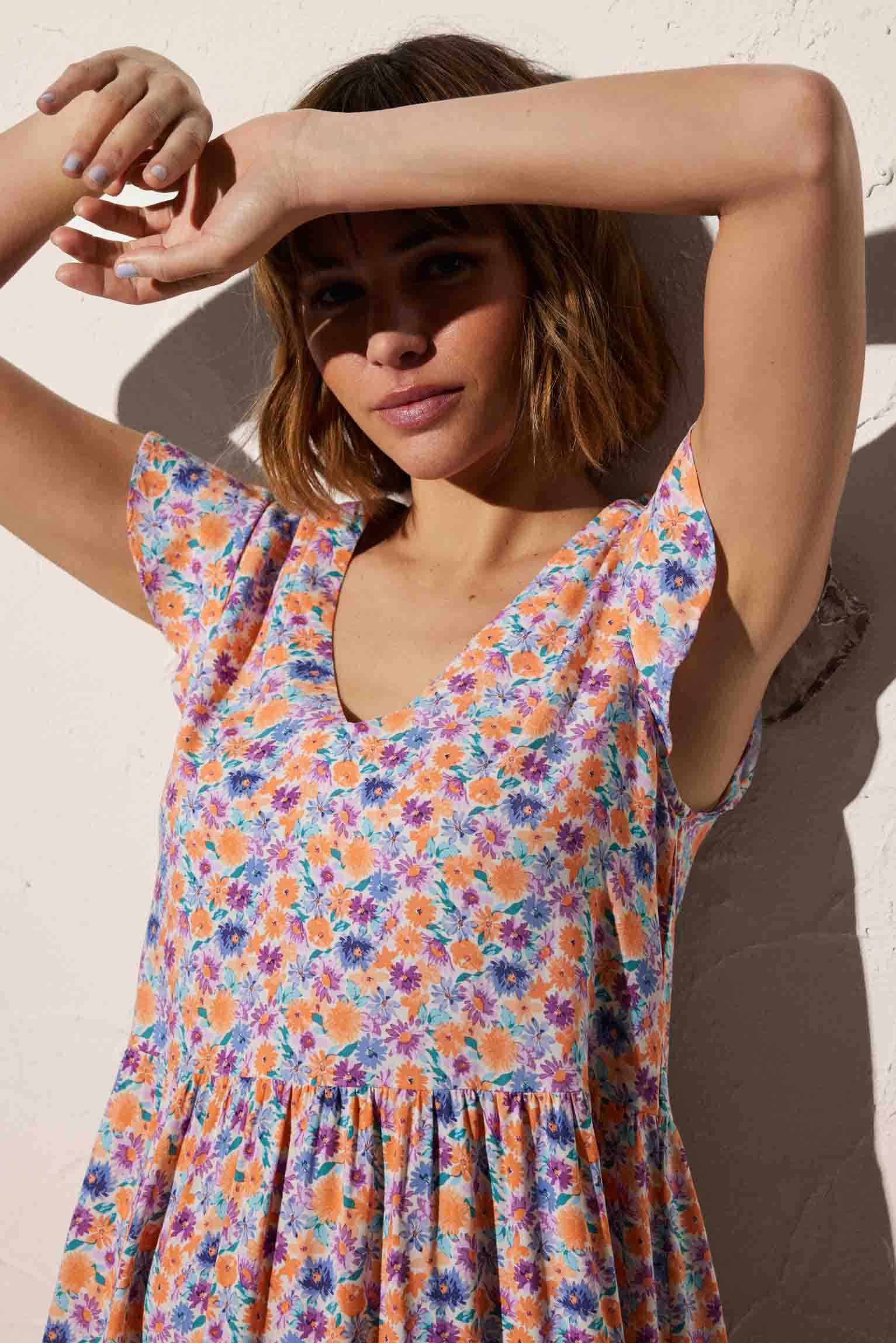 Vestido de playa corto con estampado floral y vuelo