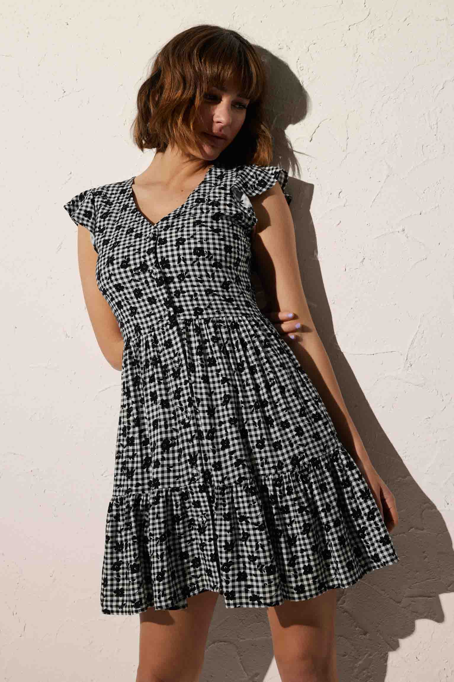 Vestido de playa corto estampado a cuadros y flores negro