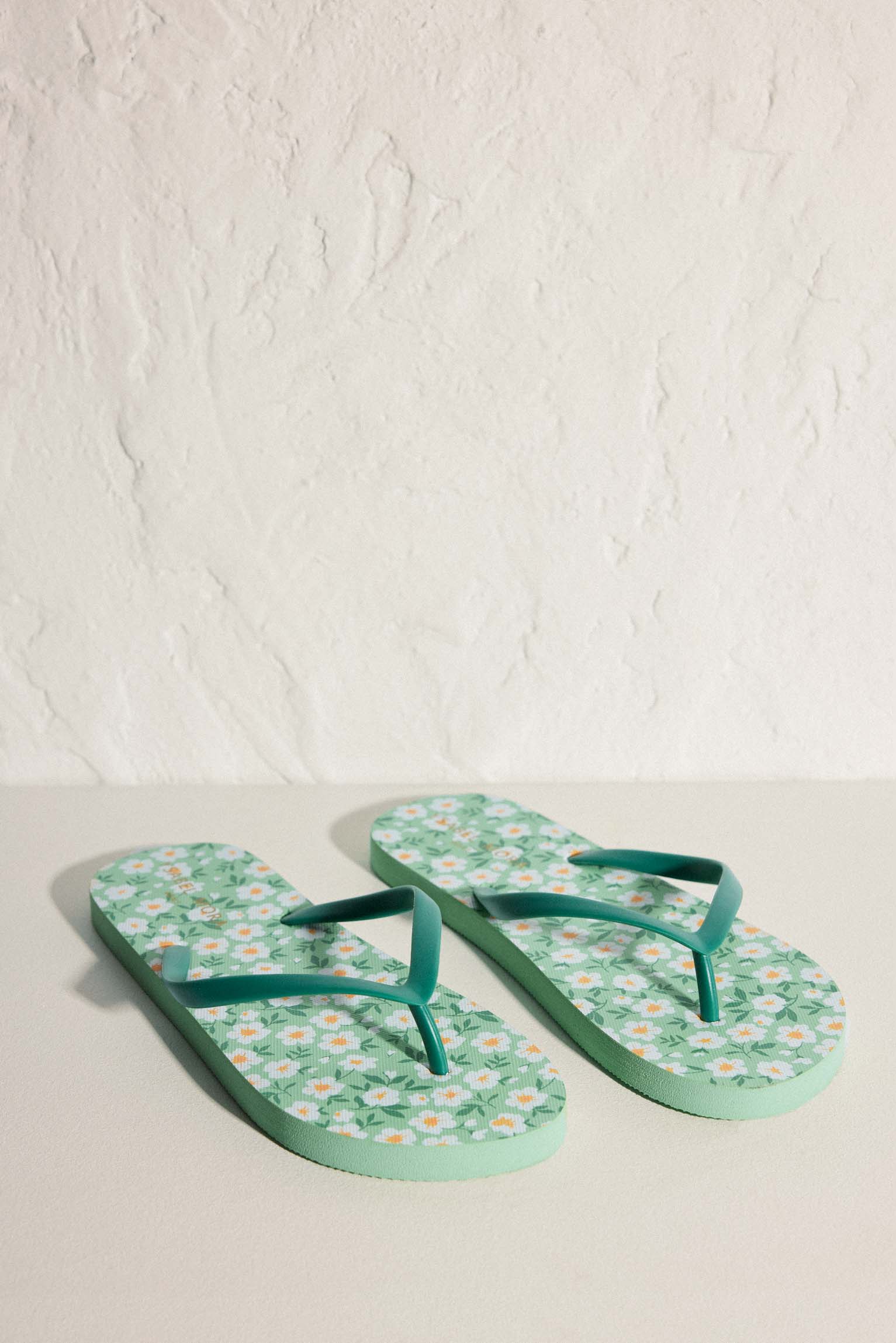 Chanclas de playa planas con estampado floral verde