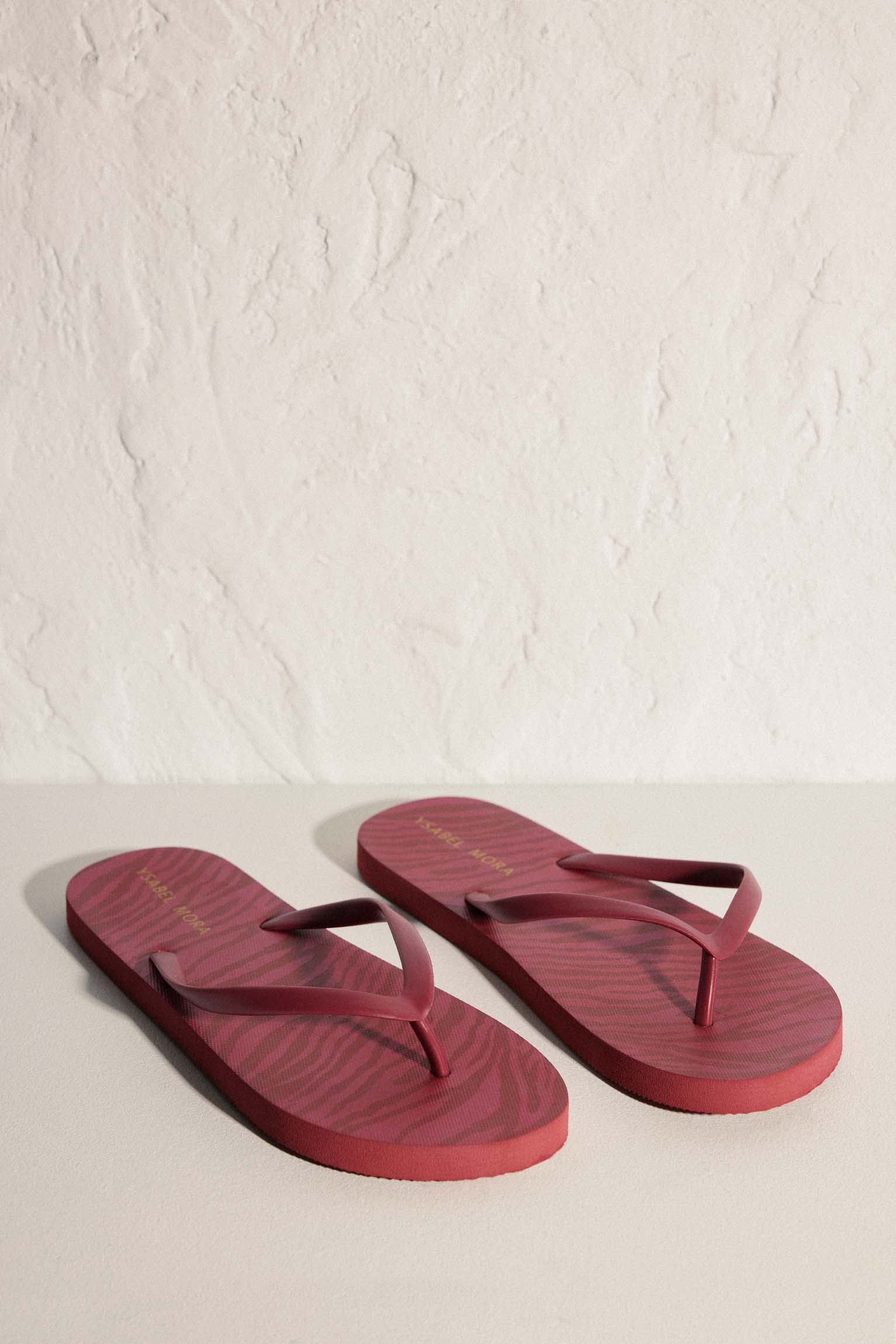 Chanclas de playa planas con estampado animal print rojas