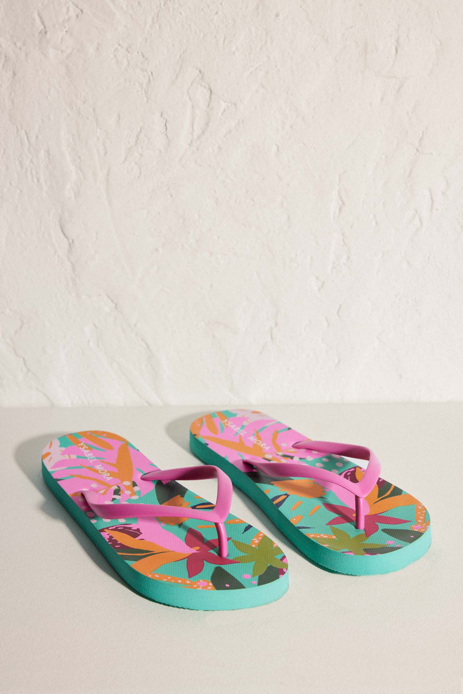 Chanclas de playa planas con estampado tropical para mujer