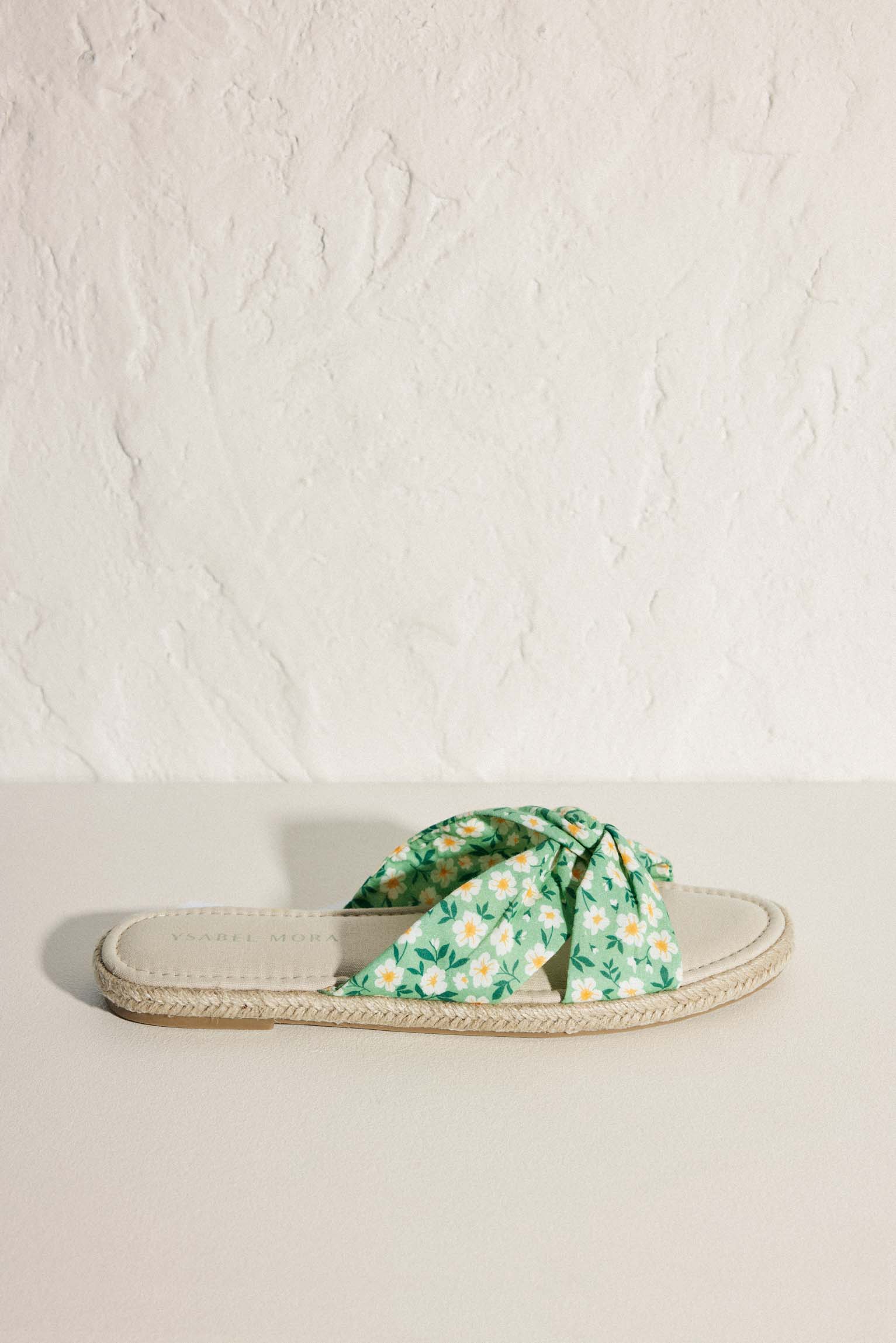 Flat sandals with floral print and green comfort insole