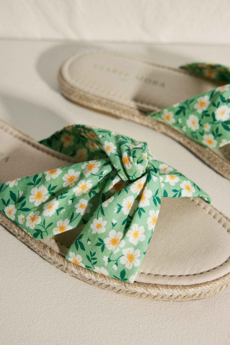 Flat sandals with floral print and green comfort insole
