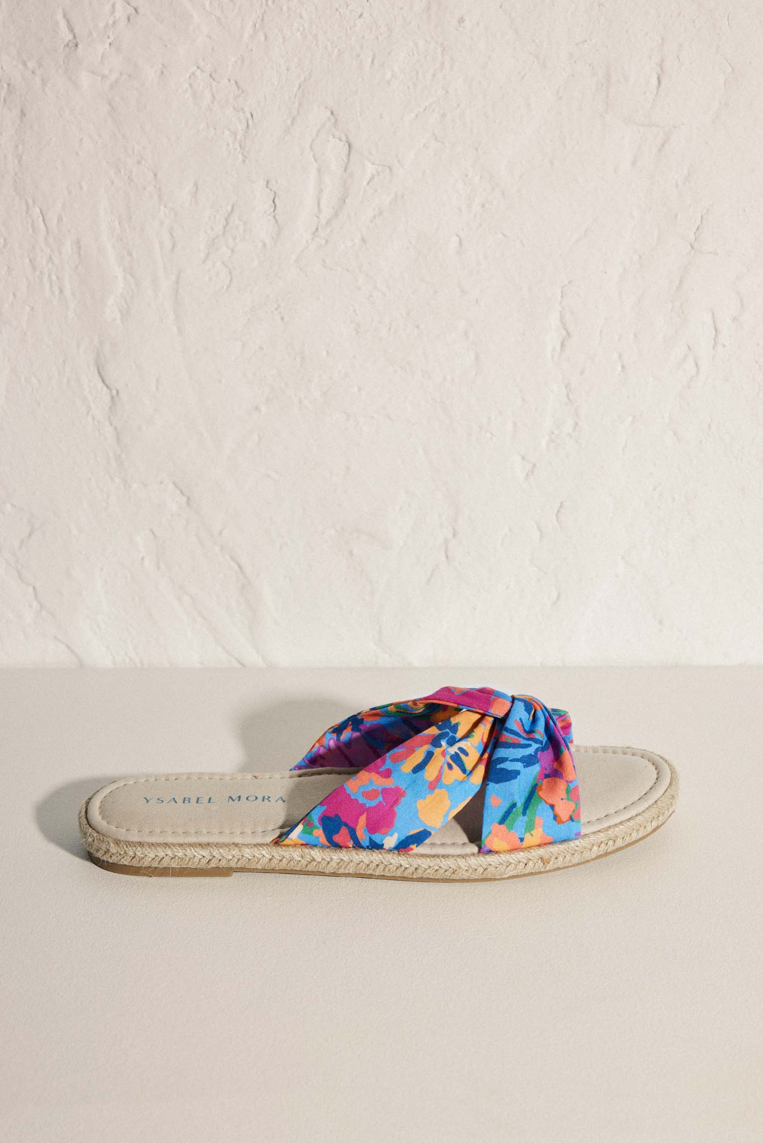 Sandalias estampado floral con plantilla confort de algodón