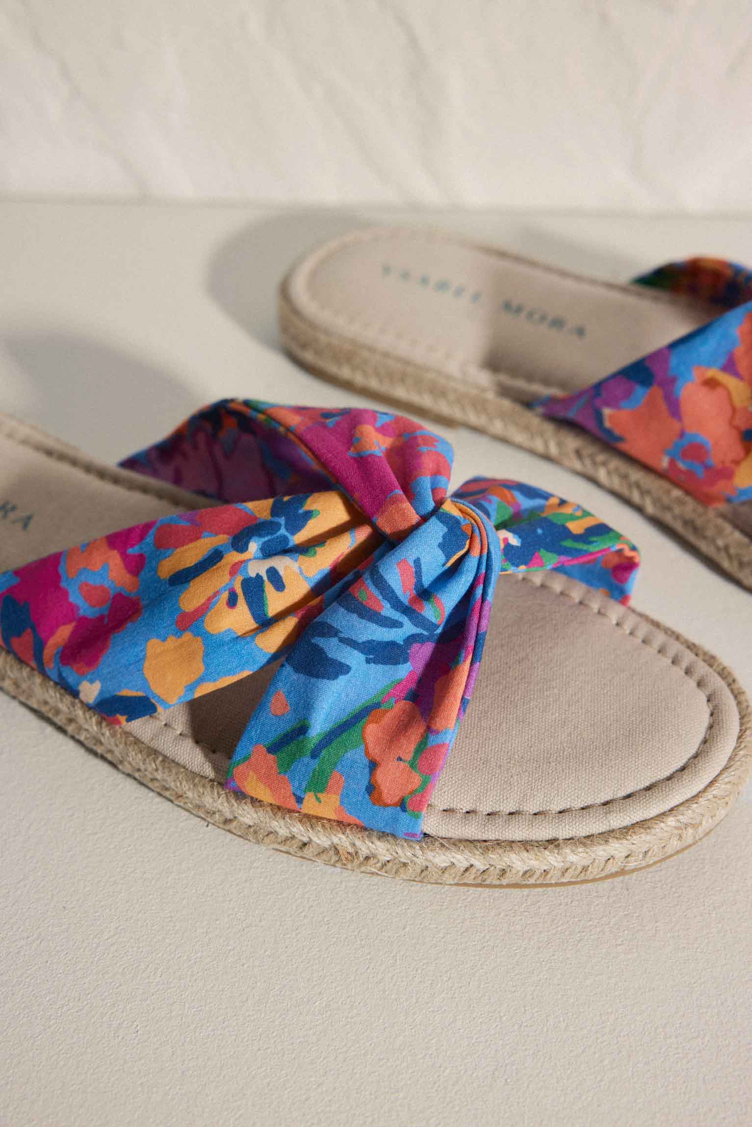 Sandalias estampado floral con plantilla confort de algodón