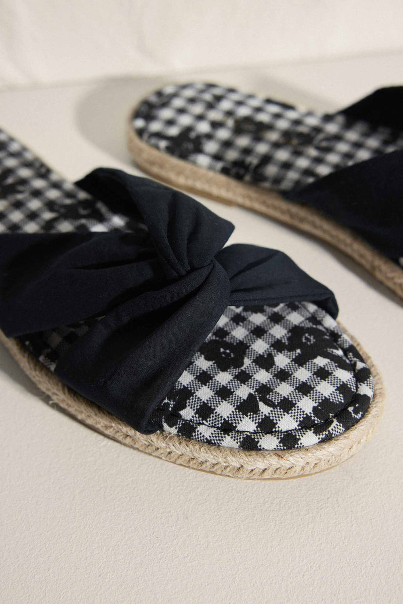 Flat sandals with gingham checkered and floral print