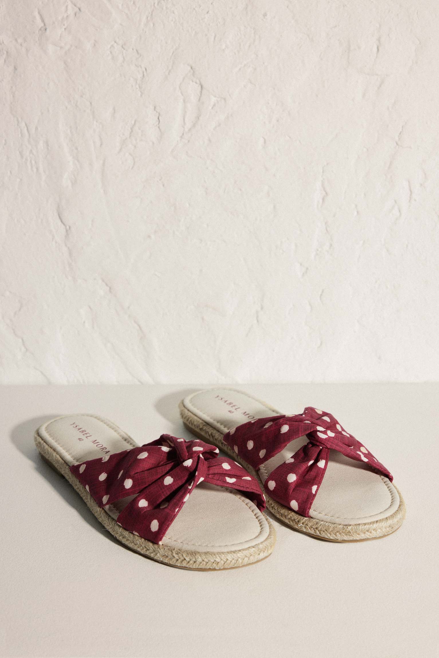 Polka dot print flat sandals with maroon comfort insole