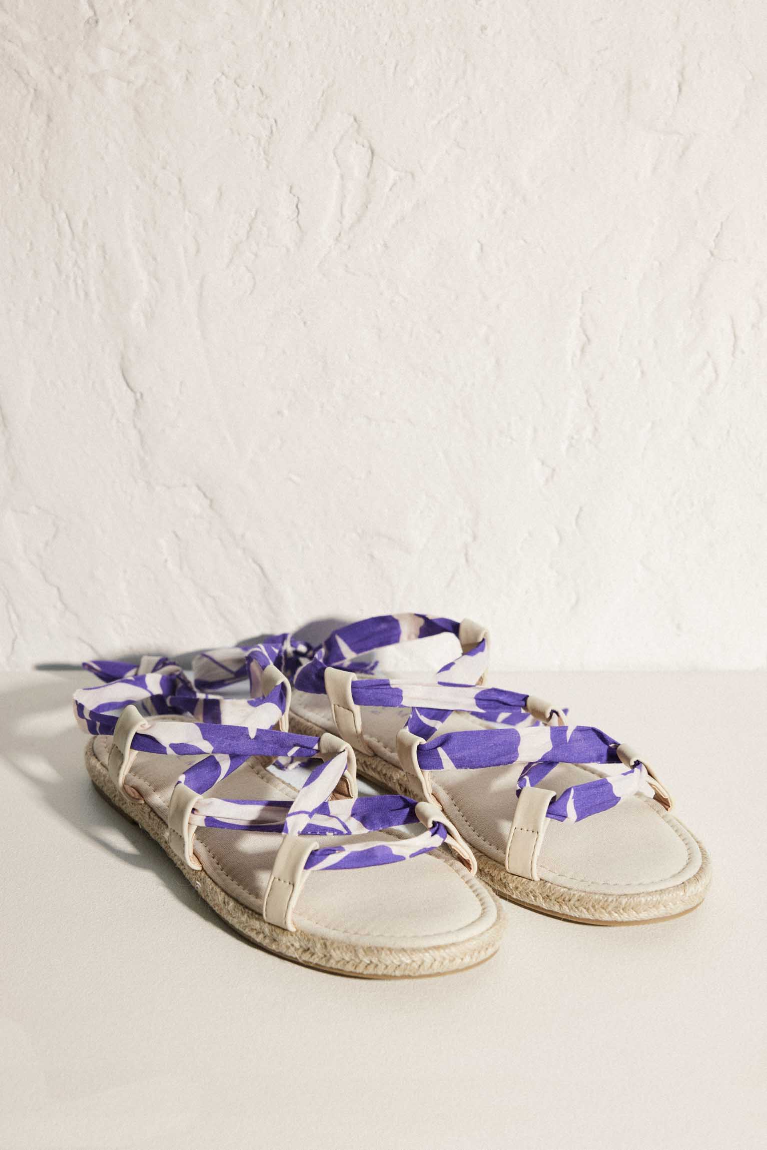 Comfort sandals with interchangeable and adjustable purple straps