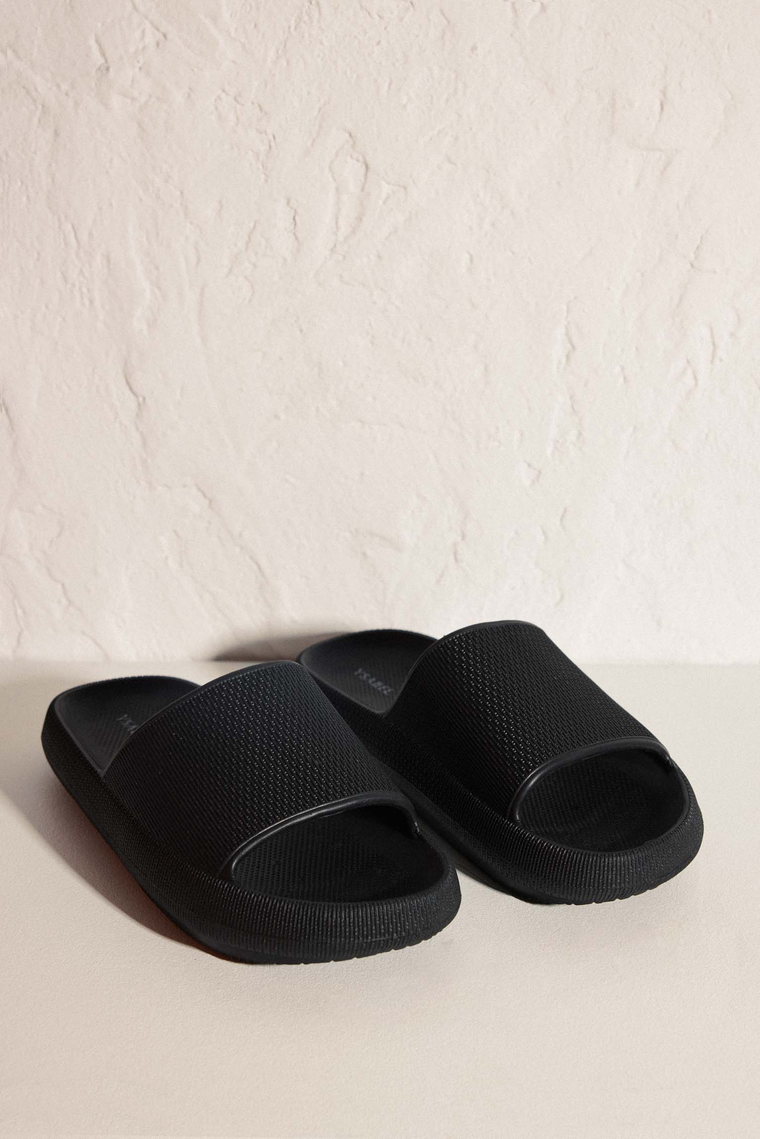 Chanclas de playa antideslizantes ligeras extra comfort negro