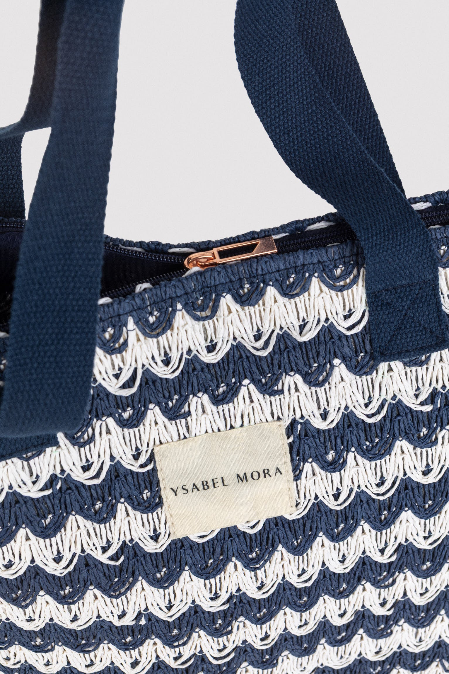 86294-bolso-de-playa-con-textura-blanco-y-marino-ysabel-mora